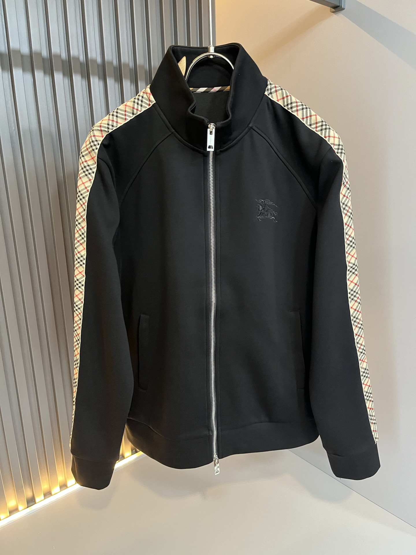 NO:564229,Bur*erry's new autumn and winter men's casual suits, the brand's latest design elements!  Neither monotonous nor complicated, the benefits show taste!  Customer-supplied top-quality pure cotton fabrics!  Embroidered logo design on the body!  Comfortable, sweat-absorbent and breathable are not a problem at all. The unique luxury feel of the fabric presents a simple and elegant temperament!  Customized original logo zipper design!  Full three-dimensional! Standard cutting design!  Every detail is in sync with high-end fashion. Sizes: M-3XL, burberry, alexander wang19860909Bur*erry 巴*莉 秋冬新款男士休闲套装,品牌最新设计元素！既不单调也不复杂,好处的展现品味！客供顶级纯棉面料！衣身刺绣logo设计！舒适吸汗透气根本不在话下,面料独具的高奢感呈现简约优雅气质！定制原版logo拉链设计！饱满立体!标准裁剪设计！每一处细节都是与高端时尚同步的体现.尺码:M-3XL,,burberry,alexander wang,Men's clothing