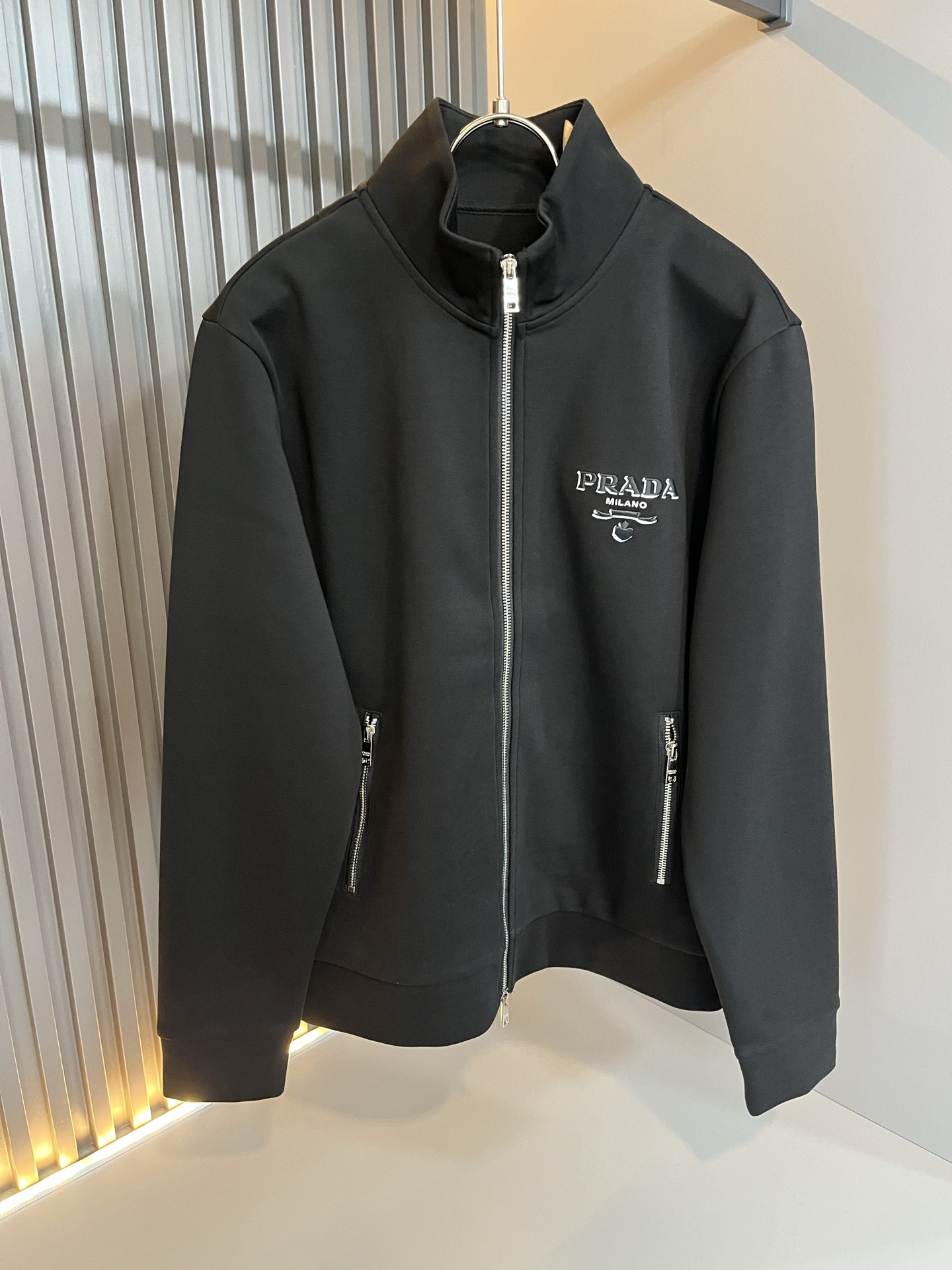 NO:547979,PPRAD*A Pu*da New autumn and winter casual set, the latest model is exclusively available on the entire network!  !  ~ It is classic and fashionable and versatile, who doesn’t like it? It will show the classic again. It is very pleasing to the eye and comes with a low luxury halo and recognition!  Pr*da's traditional brand concept and modern advanced technology are perfectly combined. Coupled with the extremely modern and modern minimalist design, the exclusive logo badge design of P's exclusive logo!  Customized 100% imported pure cotton fabric!  The texture of this model is quite touching, the specifications and grades are known with tentacles. The degree of delicateness and breathability are top-notch!  Size M-3XL, prada, alexander wang19860909PPRAD*A普*达 秋冬新款休闲套装,最新款全网独家首上！！~既经典有时尚百搭,谁不爱啊,将经典再次展现,非常的耐看,自带低奢光环与辨识度！Pr*da传统的品牌理念和现代化的先进技术进行了完美结合.加上极其现代摩登风范的简约设计,p家专属logo徽章设计！定制百分百进口纯棉的面料！此款的质感相当感人 触手便知规格档次 细腻程度与透气效果堪称顶级！尺码M-3XL,,prada,alexander wang,Men's clothing