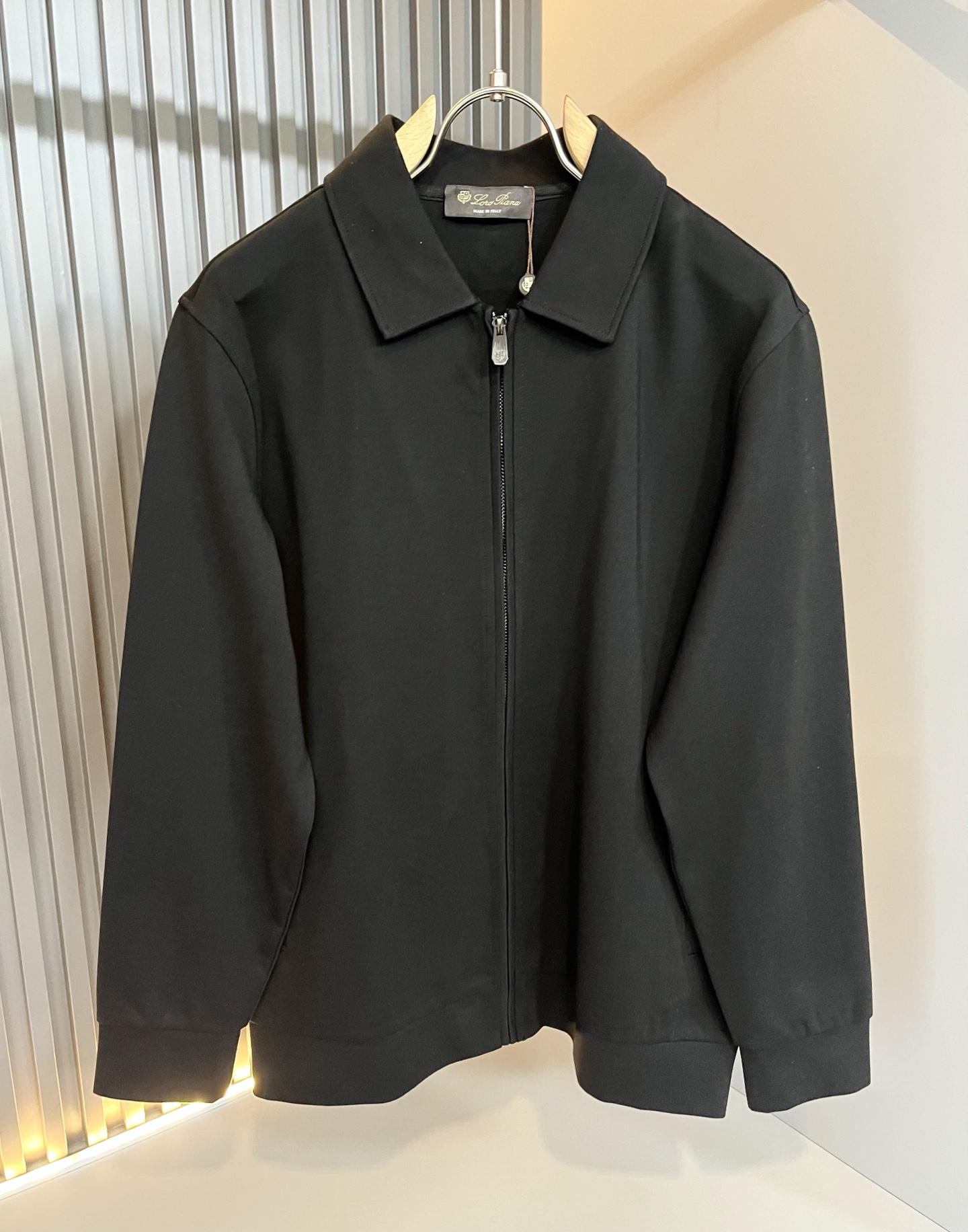 NO:539247,Loro Piana 2025 autumn and winter men's suit, the latest trade orders and all the quality!  !  Internet celebrity style!  The upper body is comfortable and breathable, not stiff, and the overall three-dimensional feeling is rich. Quality export orders, customized exclusive pure cotton fabric tailoring to meet the simple needs of commuters for dressing. The upper body is very effective, slim and not picky about the figure. The fabric workmanship... Improper, only good craftsmanship can make you feel good and tasteful. A must-have item for everyone!  Size M-4XL, loro piana, alexander wang19860909Loro Piana诺悠翩雅 2025秋冬男士套装,最新的贸易订单全品相！！网红款！上身舒适透气,不僵硬,整体有着丰富的立体感,品质出口订单,定制专属纯棉面料剪裁,满足通勤人们对于着装的简约需求,上身效果很好,显瘦,不挑剔身材.面料做工....无可挑剔,好工艺好面料才能穿出好品味一款,人手必备单品！尺码M-4XL,,loro piana,alexander wang,Men's clothing