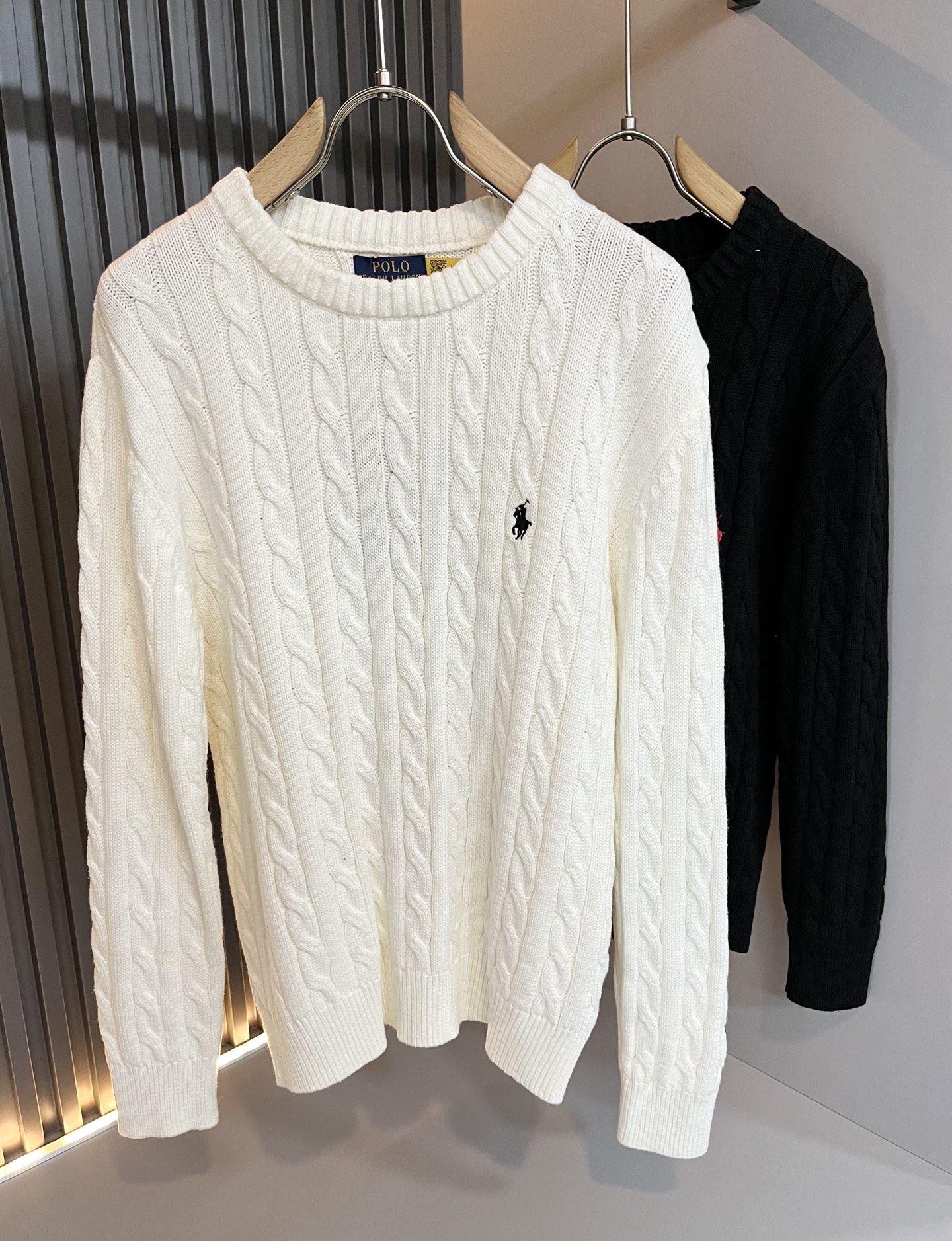 NO:549495,Paul POLOSPORT 2025 autumn and winter new men's knitted wool sweater, simple solid color and fashionable styles, many design celebrities have an indelible feeling for solid color. This is a tribute to tradition and a nostalgia for mood~ In fact, most of the nostalgia of the design also determines the tone of the work. The work I want to talk about today can be said to be a business-friendly and casual style work. A simple and iconic logo embroidery design on the chest!  The exquisite workmanship is worth savoring, and it can be said to be an extremely accurate and simple style tone setting. A simple and casual tone is already very accurate. Imported pure cotton fabric has a soft and comfortable texture. The classic logo pattern embroidery design is impeccable. It is not monotonous and also more high-end. What originally exudes a fashionable temperament, coupled with its soft and comfortable fabric, the dressing experience of the whole work has gone to a higher level~ The control of style and the stone hammer of the tone is very accurate!  !  The first choice for shopping is OK~~Exclusive to the entire network, size M-3XL, alexander wang19860909保罗POLOSPORT 2025秋冬新款男士针织羊毛衫,简约纯色时尚款不乏有许多设计大咖们都对于纯色都有着难以割舍的情怀.这是一种对于传统的致敬,也是一种对于情调的怀旧~其实,设计的怀旧感很大部分也决定了作品的基调.今天要说的这件作品,可以说是一件可商务可休闲的风格作品.胸前简单标志性logo刺绣设计！精致的做工值得细品,可以说是一次极为准确的简洁风定调.一种简洁&休闲的基调已经十分准确了.进口纯棉面料,质地柔软舒适.经典logo图案刺绣设计,做工无可挑剔.不单调的同时更显高端.本来散发的就是一种时尚的气质,再加上其柔软舒适的面料,整件作品的穿搭体验,更上一层楼~对于风格的把控以及基调的石锤,更是非常只准确！！剁手首选好吧~~全网独家,尺码M-3XL,,alexander wang,Men's clothing