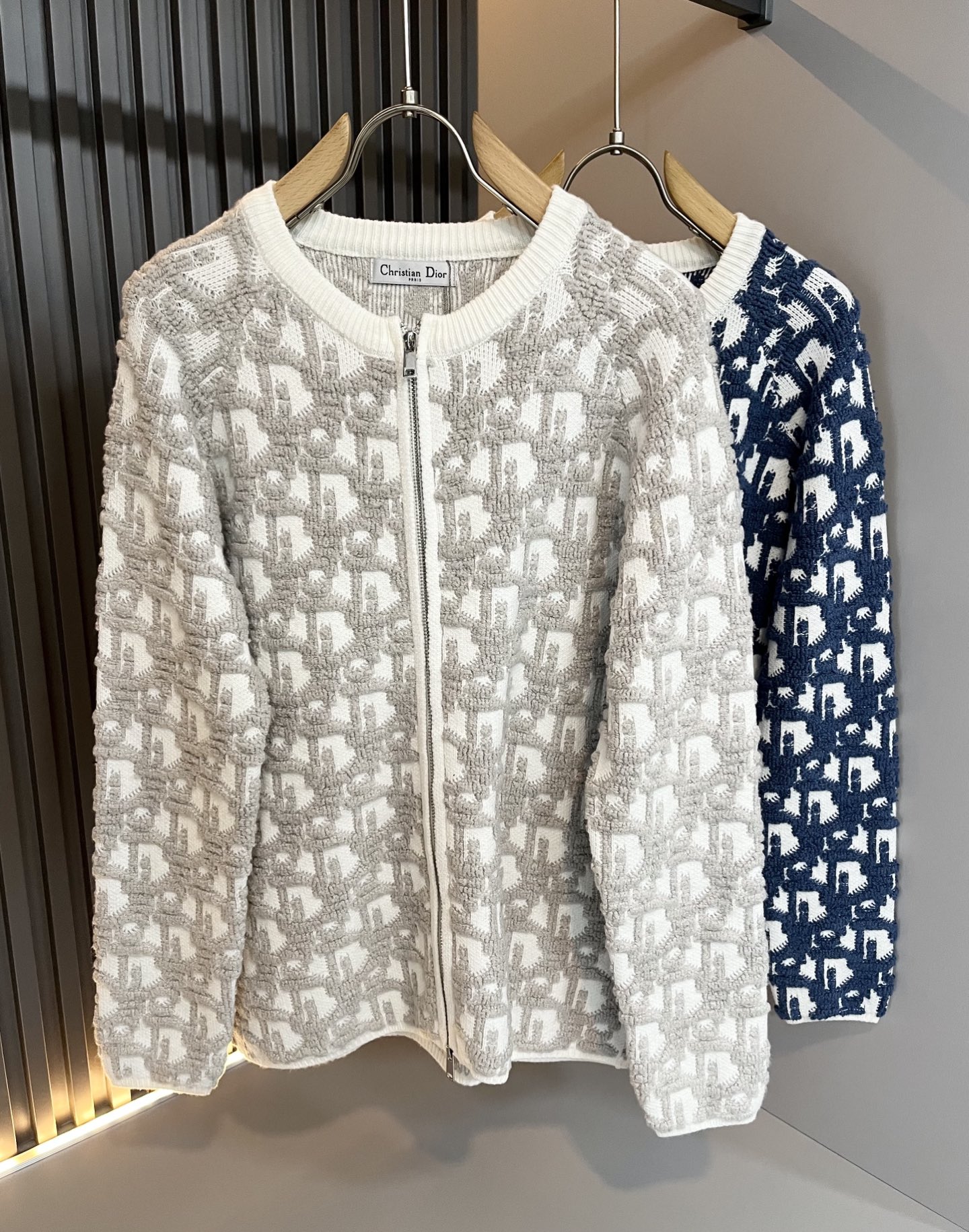 NO:549525,Dio*Dijia 2025 autumn and winter new styles for men and women, knitted wool cardigans, available at the same time in the counter!  Customized exclusive wool fabric, calm and versatile, extremely high-end, perfectly integrated with fashion and style, a top fashionable style that perfectly suits the outside wear!  The overall feeling is natural!  Panoramic logo crochet design!  Use the latest hardware zipper logo design!  The ultimate perfection of heavy industry!  Fans who pursue high quality are please buy them by themselves, and all fans who know the goods are invited to appreciate this model together!  !  Size M-3XL, dior, dior, alexander wang19860909Dio*迪家 2025秋冬新款男女同款针织羊毛开衫,专柜同步发售！定制专属羊毛面料,从容百搭,档次极高,完美融入时尚还有风情感一款完美符合外穿的顶尖时髦气质款！整体给人浑然天成的感觉！全景logo钩织设计！采用最新五金拉链logo设计！极致的重工极致的完美！追求高品质的粉丝们请自行抢购,诚邀所有识货的粉丝一同鉴赏此款！！尺码M-3XL,,dior,dior,alexander wang,Men's clothing