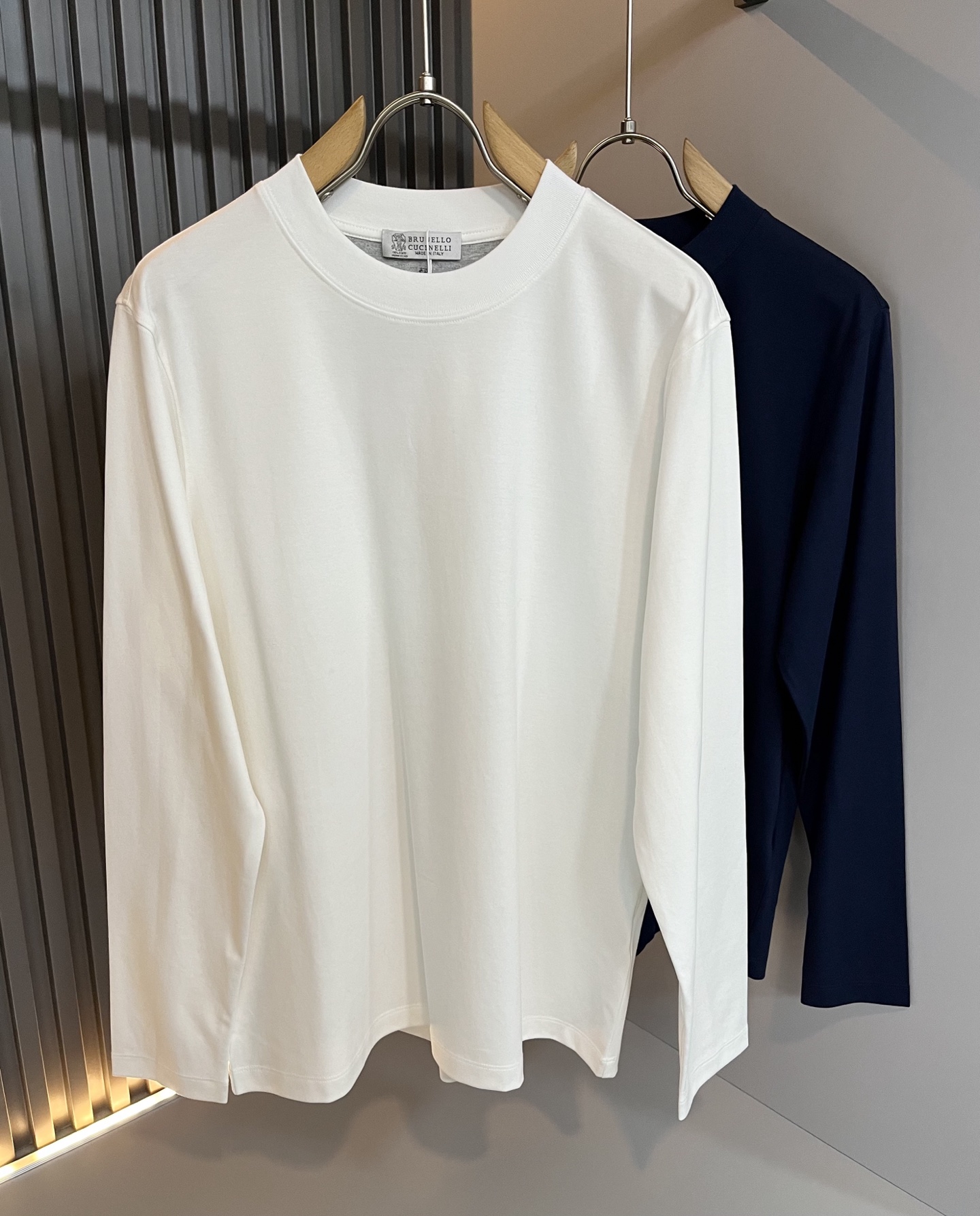 NO:540270,BC-Brunello Cucineli autumn new men's long-sleeved base, a fashionable and versatile item that many celebrities love to wear!  Super good-looking. Friends who like classic and simple must not miss this one!  The calm and atmospheric brand style has always been favored by the upper class! It is also the best choice for fashionable items!  The upper body is so handsome, highly recommended!  !  !  In addition to its brand added value, the biggest attraction of this short sleeve is that this short sleeve has a high cost-effectiveness in terms of color and material!  Customized original exclusive fabric material design!  Environmentally friendly washing, customized fabrics, pre-shrinkage treatment to ensure a crisp style. The combed cotton fabric feels super soft and smooth and sweat-absorbing!  The wash water does not deform, the feel is comfortable and smooth, the upper body is soft and comfortable, the classic fashionable lapel design is simple and not complicated, and it is very pleasing to the eye!  Code number M-3XL, brunello cucinelli, T-shirt, alexander wang19860909BC-Brunello Cucineli 秋季新款男士长袖打底,众多明星都爱穿的时尚百搭单品！超级好看,喜欢经典简约的朋友,一定不能错过了这款！沉稳大气的品牌风格一直以来备受上层人士的青睐!也是时尚单品的不二之选！ 上身帅到爆了,强烈推荐！！！这件短袖最大的吸引力除了他本身的品牌附加值,更加肯定的是这款短袖无论在颜色搭配还是材质上都有很高的性价比！ 定制原版专属面料材质设计！环保水洗,定制面料,预缩处理,确保版型的挺括,精梳棉面料手感超柔顺滑又吸汗！洗水不变形,手感舒适顺滑,上身柔和舒适,经典的时尚翻领设计,精简不繁,很是耐看！码数M-3XL,,brunello cucinelli,T-shirt,alexander wang,Men's clothing