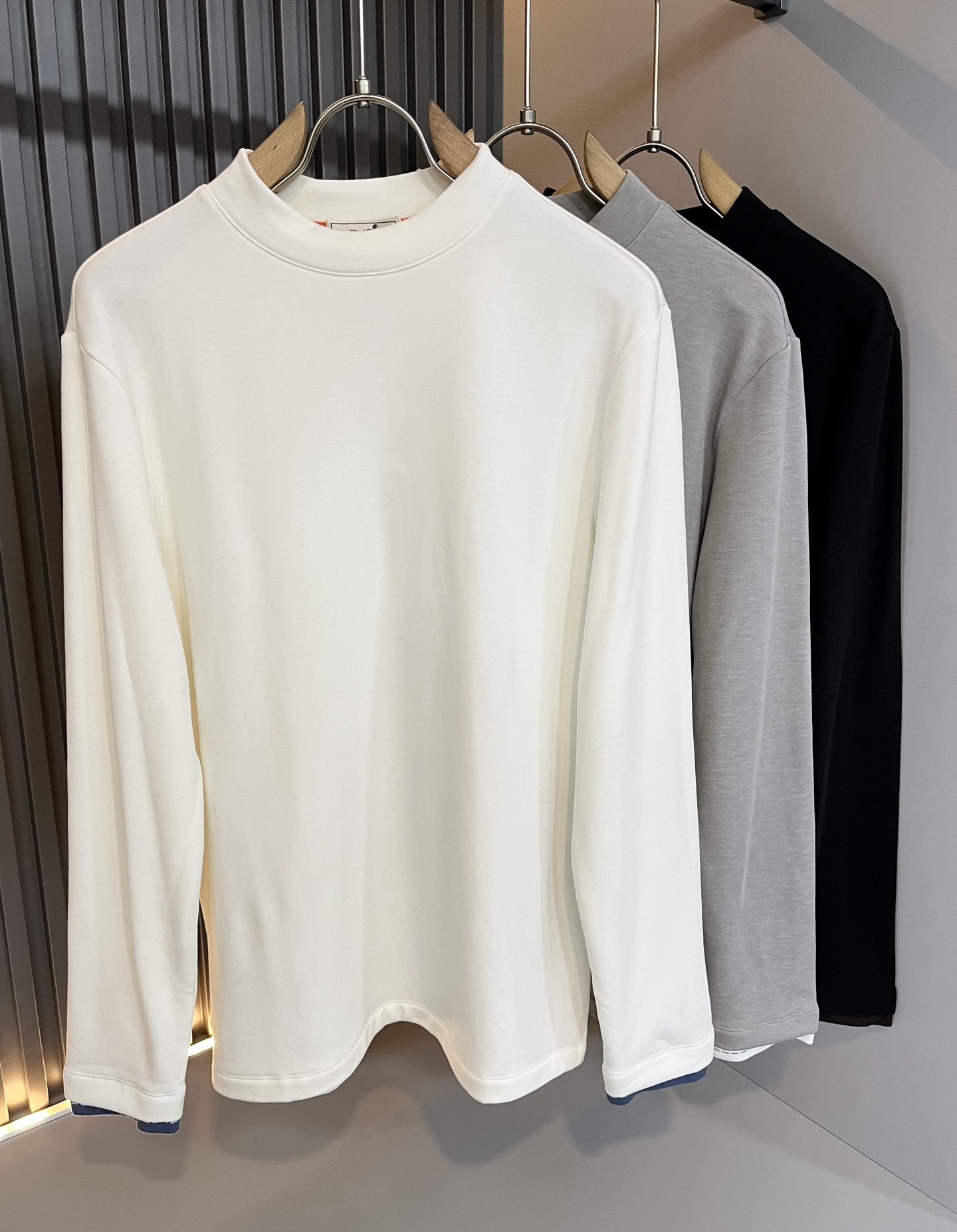 NO:539232,Her*mes 2025 autumn and winter new men's long-sleeved base T-shirt, a newly upgraded versatile basic style, low-key and luxurious, and a choice of character!  Select high-quality and selected pure cotton fabrics!  Created, enjoy a relaxed and comfortable wearing experience, meticulous craftsmanship, extremely recognizable, and showcase the new brand micro-label culture!  Classic perfect design, precise and in place for cutting. Simple and atmospheric style, and can show fashionable charm in daily leisure life. Size M-3XL, tees, t-shirt, alexander wang19860909Her*mes爱*仕2025秋冬新款男士长袖打底T恤,全新升级百搭基础款,低调奢华,品格之选！甄选优质精选纯棉面料！打造而成,享受轻松自在的穿着体验,工艺细致,辨识度极高,展现全新品牌微标文化！经典完美版型设计,在裁剪上精准到位.简约大气风格,又能在日常休闲生活中展现时尚魅力.尺码M-3XL,,tees，t-shirt,alexander wang,Men's clothing