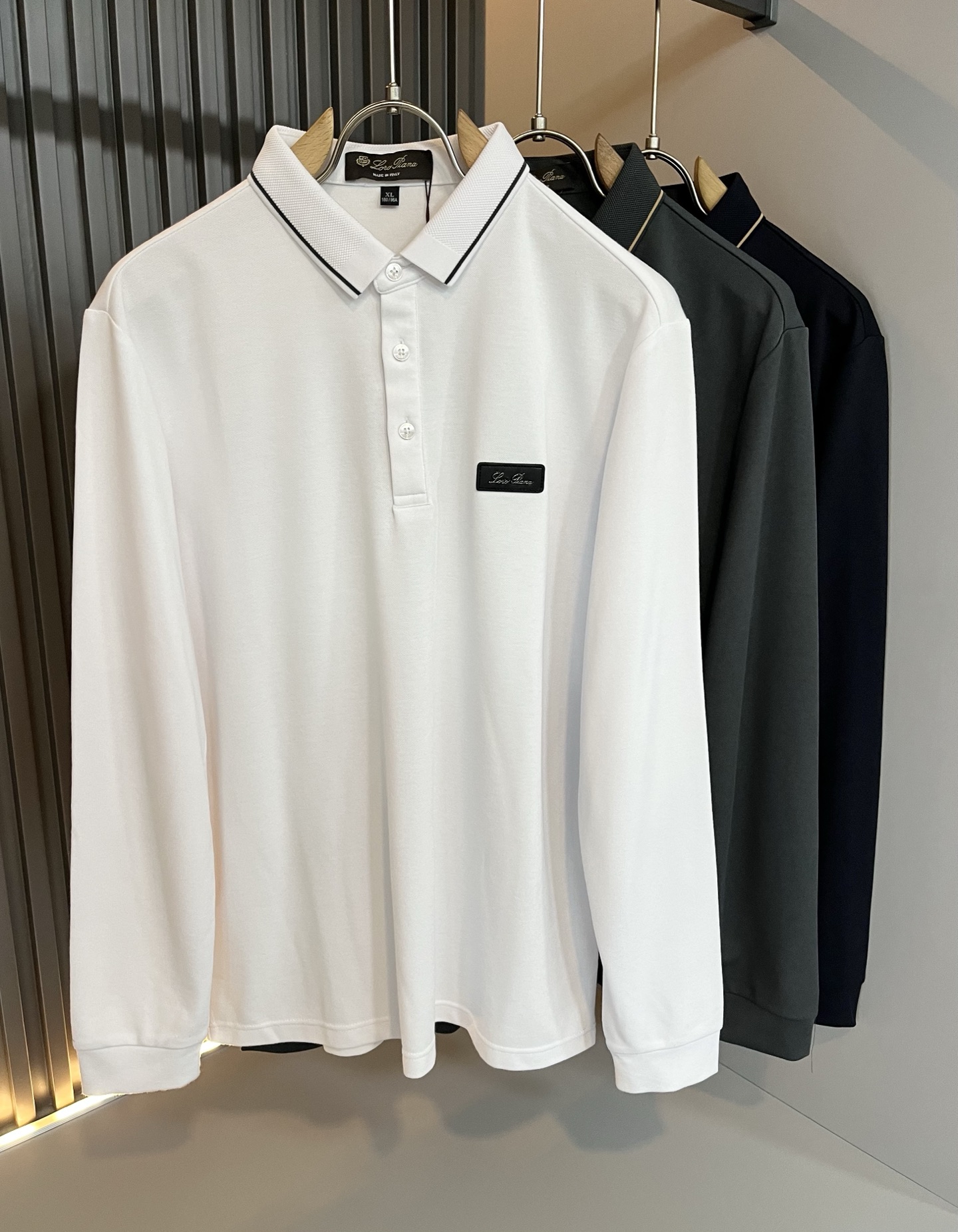 NO:540276,Loro Piana Nouyou Pianya autumn and winter men's lapel long-sleeved Polo shirt, the latest trade order, full quality!  !  Internet celebrity style!  The upper body is comfortable and breathable, not stiff, and the overall body has a rich three-dimensional feeling, quality export orders, and leather logo pattern design on the chest!  Customized exclusive bead floor cotton fabric tailoring to meet the simple needs of commuters for dressing. The upper body is very effective, it looks slim and does not picky about the body. The fabric workmanship is impeccable. Only good craftsmanship and good fabrics can make you feel good. It is a must-have item for everyone!  Size M-4xL, loro piana, alexander wang19860909Loro Piana诺悠翩雅 秋冬男士翻领长袖Polo衫,最新的贸易订单,全品相！！网红款！上身舒适透气,不僵硬,整体有着丰富的立体感,品质出口订单,胸前皮革logo图案设计！定制专属珠地棉面料剪裁,满足通勤人们对于着装的简约需求,上身效果很好,显瘦,不挑剔身材.面料做工....无可挑剔,好工艺好面料才能穿出好品味一款,人手必备单品！尺码M-4xL,,loro piana,alexander wang,Men's clothing