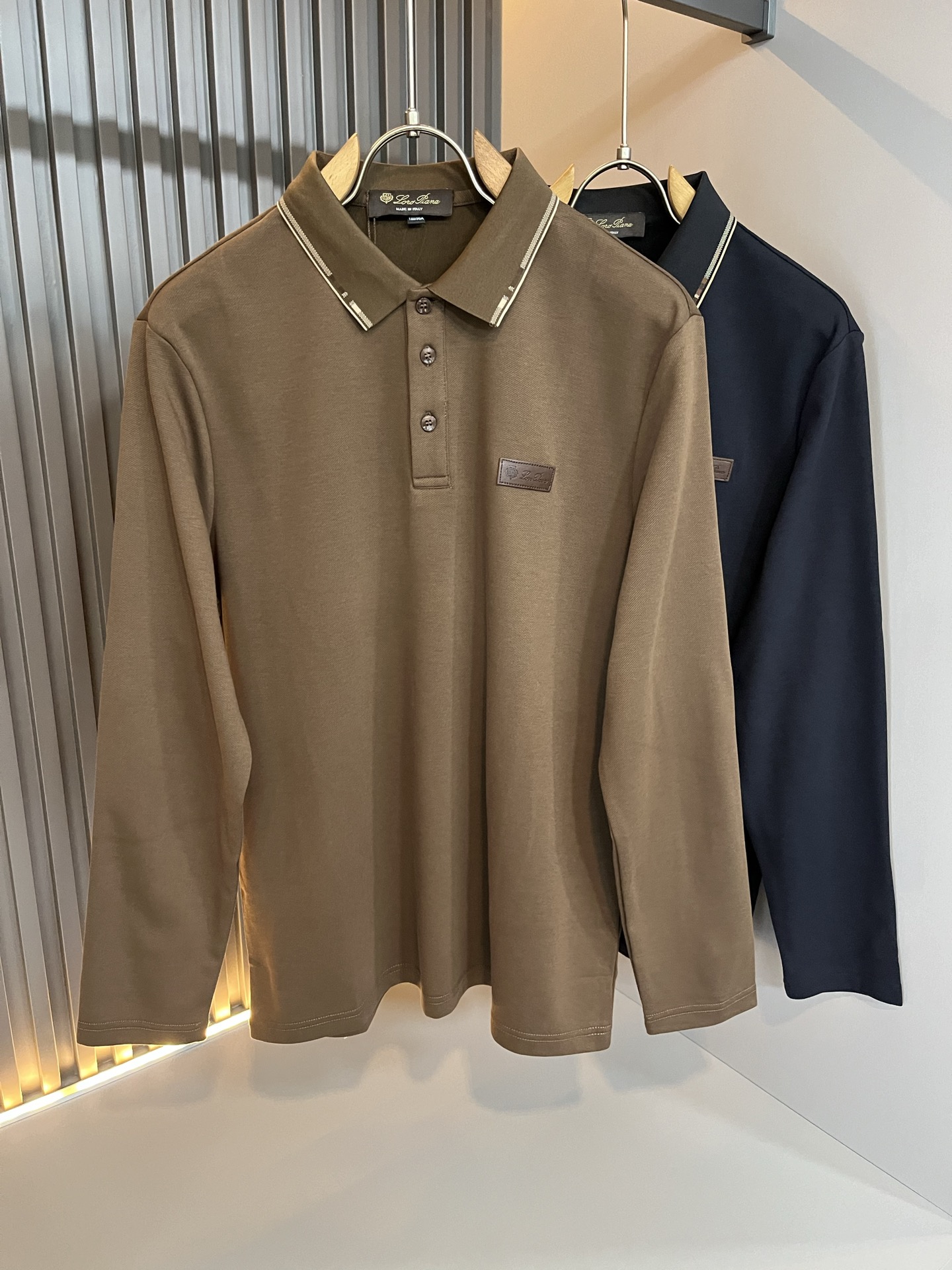 NO:550766,Loro Piana 2025 autumn and winter men's lapel long-sleeved Polo shirt, the latest trade order, full condition!  !  Internet celebrity model!  The upper body is comfortable and breathable, not stiff, and the overall body has a rich three-dimensional sense. Quality export order, leather logo pattern design on the chest!  Customized exclusive pique cotton fabric tailoring to meet the simple needs of commuters. The upper body effect is very good, slimming, and not picky about the figure. The workmanship of the fabric... is impeccable. Only good craftsmanship and good fabrics can make you wear a good taste. It is a must-have item for everyone!  Size M-4xL,,loro piana,alexander wang19860909Loro Piana诺悠翩雅 2025秋冬男士翻领长袖Polo衫,最新的贸易订单,全品相！！网红款！上身舒适透气,不僵硬,整体有着丰富的立体感,品质出口订单,胸前皮革logo图案设计！定制专属珠地棉面料剪裁,满足通勤人们对于着装的简约需求,上身效果很好,显瘦,不挑剔身材.面料做工....无可挑剔,好工艺好面料才能穿出好品味一款,人手必备单品！尺码M-4xL,,loro piana,alexander wang,Men's clothing