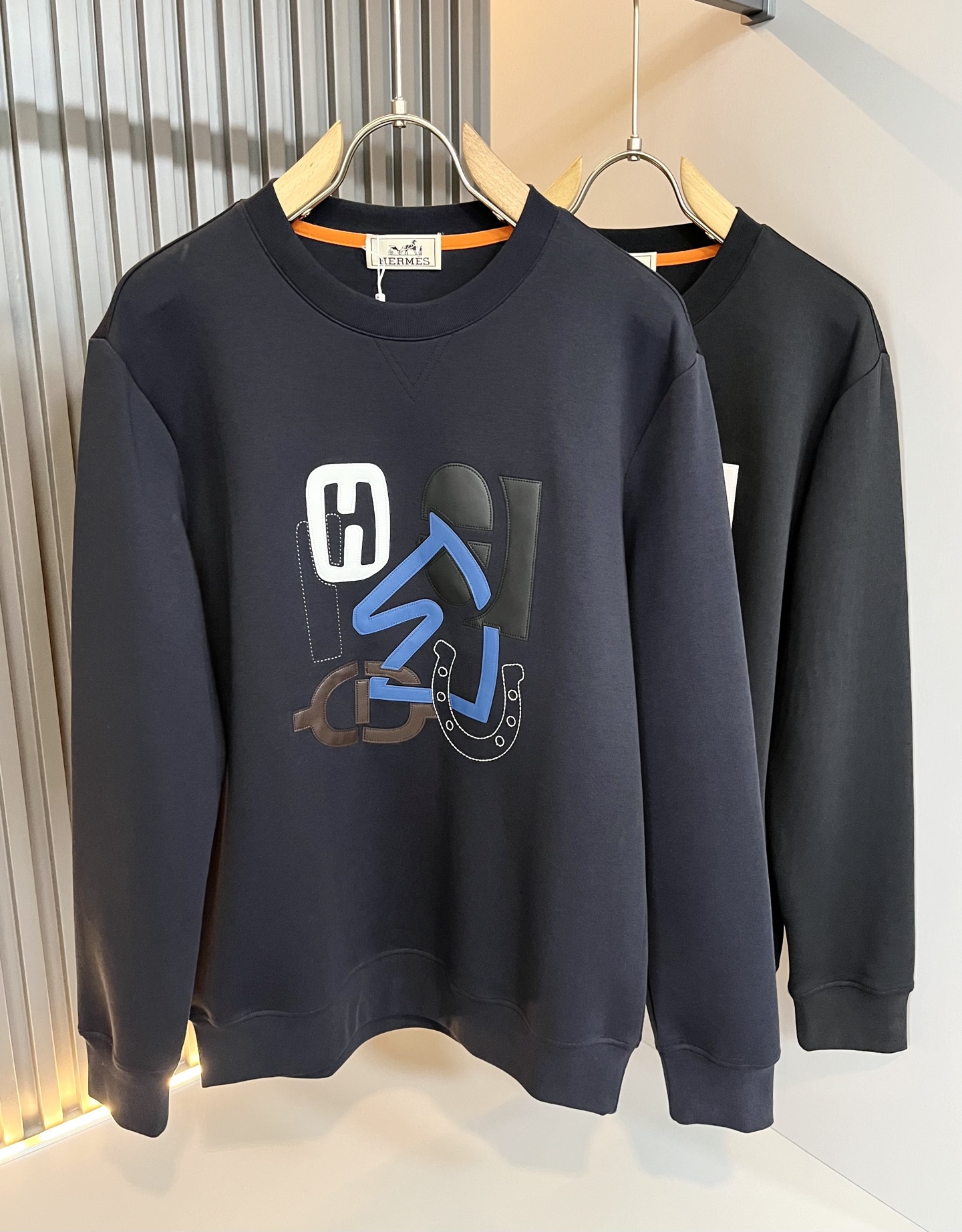 NO:539235,Her*mes 2025 autumn and winter new men's and women's same sweatshirt, a brand-new upgraded versatile basic style, low-key and luxurious, and a choice of character!  Made of high-quality selected pure cotton, it has good moisture absorption, comfortable and breathable, enjoys a relaxed and comfortable wearing experience, with super vertical performance. It has a strong sense of art. The iconic logo embroidery design is exquisite in craftsmanship and high recognition, showing the new brand micro-label culture!  Classic perfect style design, precise and in place for cutting. Simple and atmospheric style, and can show fashionable charm in daily leisure life. Size M-3XL, hoodie, sweatshirts, alexander wang19860909Her*mes爱*仕2025秋冬新款男女同款卫衣,全新升级百搭基础款,低调奢华,品格之选！甄选优质精选纯棉打造而成,吸湿性好,舒适透气,享受轻松自在的穿着体验,有着超强的垂直性能 艺术感极强标志性logo刺绣设计,工艺细致,辨识度极高,展现全新品牌微标文化！经典完美版型设计,在裁剪上精准到位.简约大气风格,又能在日常休闲生活中展现时尚魅力.尺码M-3XL,,hoodie,sweatshirts,alexander wang,Men's clothing