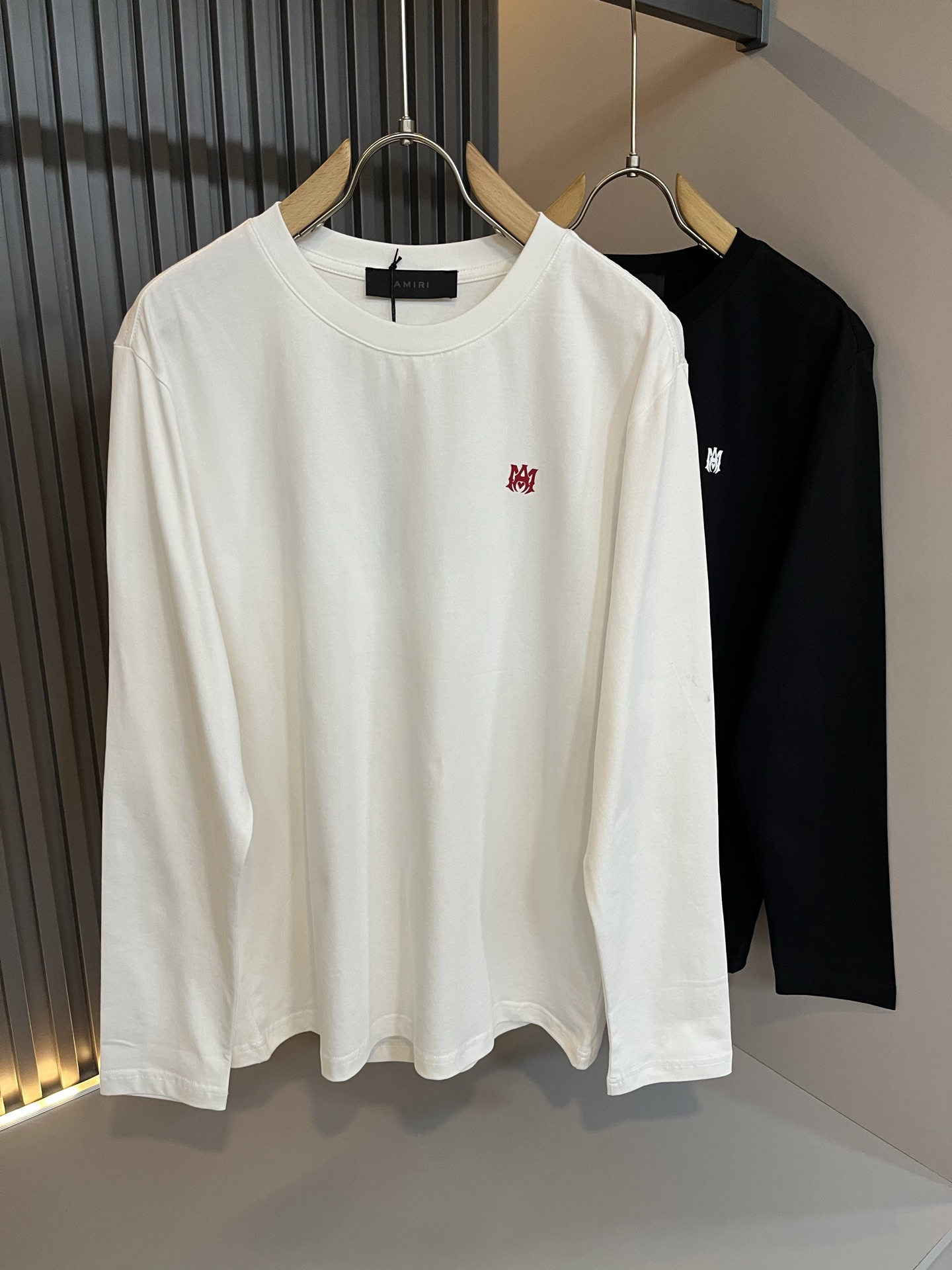 NO:539240,AMI 2025 autumn and winter new men and women's same long-sleeved T-shirt, the latest model is exclusively available on the entire network!  !  ~ It is classic and fashionable and versatile, who doesn’t like it? It will show the classic again. It is very pleasing to the eye and comes with a low luxury halo and recognition!  The traditional brand concept and modern advanced technology are perfectly combined. Coupled with the extremely modern and modern minimalist design, the exclusive flocking letter logo design!  Customized 100% imported pure cotton fabric!  The texture of this model is quite touching, the specifications and grades are known with tentacles. The degree of delicateness and breathability are top-notch!  Size M-3XL, tees, t-shirt, alexander wang19860909AMI 2025秋冬新款男女同款长袖T恤,最新款全网独家首上！！~既经典有时尚百搭,谁不爱啊,将经典再次展现,非常的耐看,自带低奢光环与辨识度！传统的品牌理念和现代化的先进技术进行了完美结合.加上极其现代摩登风范的简约设计,专属植绒字母logo设计！定制百分百进口纯棉面料！此款的质感相当感人 触手便知规格档次 细腻程度与透气效果堪称顶级！尺码M-3XL,,tees，t-shirt,alexander wang,Men's clothing