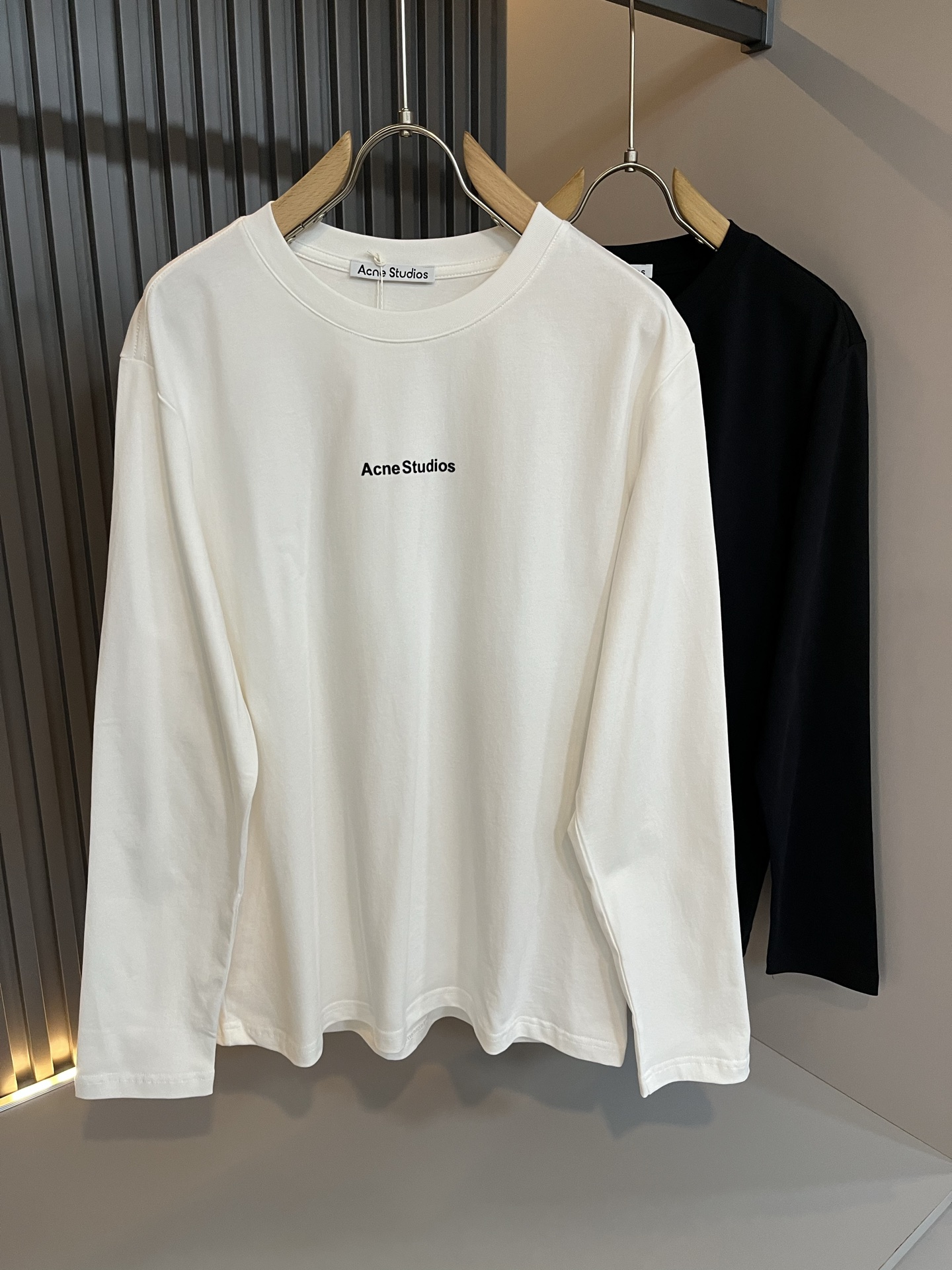 NO:539238,Acne Studio*os 2025 autumn and winter new short-sleeved T-shirts for men and women, and are available simultaneously for counters!  Customized exclusive wash water pure cotton fabric, customized original craft thread, and body design logo printing design!  Perfectly integrated with fashion and style, a top-notch fashionable style that perfectly suits the outside wear!  The overall feeling is natural!  The ultimate classic versatile short-sleeved T-shirt, the ultimate heavy industry and the ultimate perfection!  Fans who pursue high quality are please buy them by themselves, and all fans who know the goods are invited to appreciate this model together!  Size S-3XL, acne studios, T-shirt,tees, t-shirt,alexander wang19860909Acne Studi*os2025秋冬新款男女同款短袖T恤,专柜同步发售！定制专属洗水纯棉面料,定制原版工艺螺纹,衣身设计标识logo印花设计！完美融入时尚还有风情感一款完美符合外穿的顶尖时髦气质款！整体给人浑然天成的感觉！极致经典的百搭型短袖T恤,极致的重工极致的完美！追求高品质的粉丝们请自行抢购,诚邀所有识货的粉丝一同鉴赏此款！尺码S-3XL,,acne studios,T-shirt,tees，t-shirt,alexander wang,Men's clothing