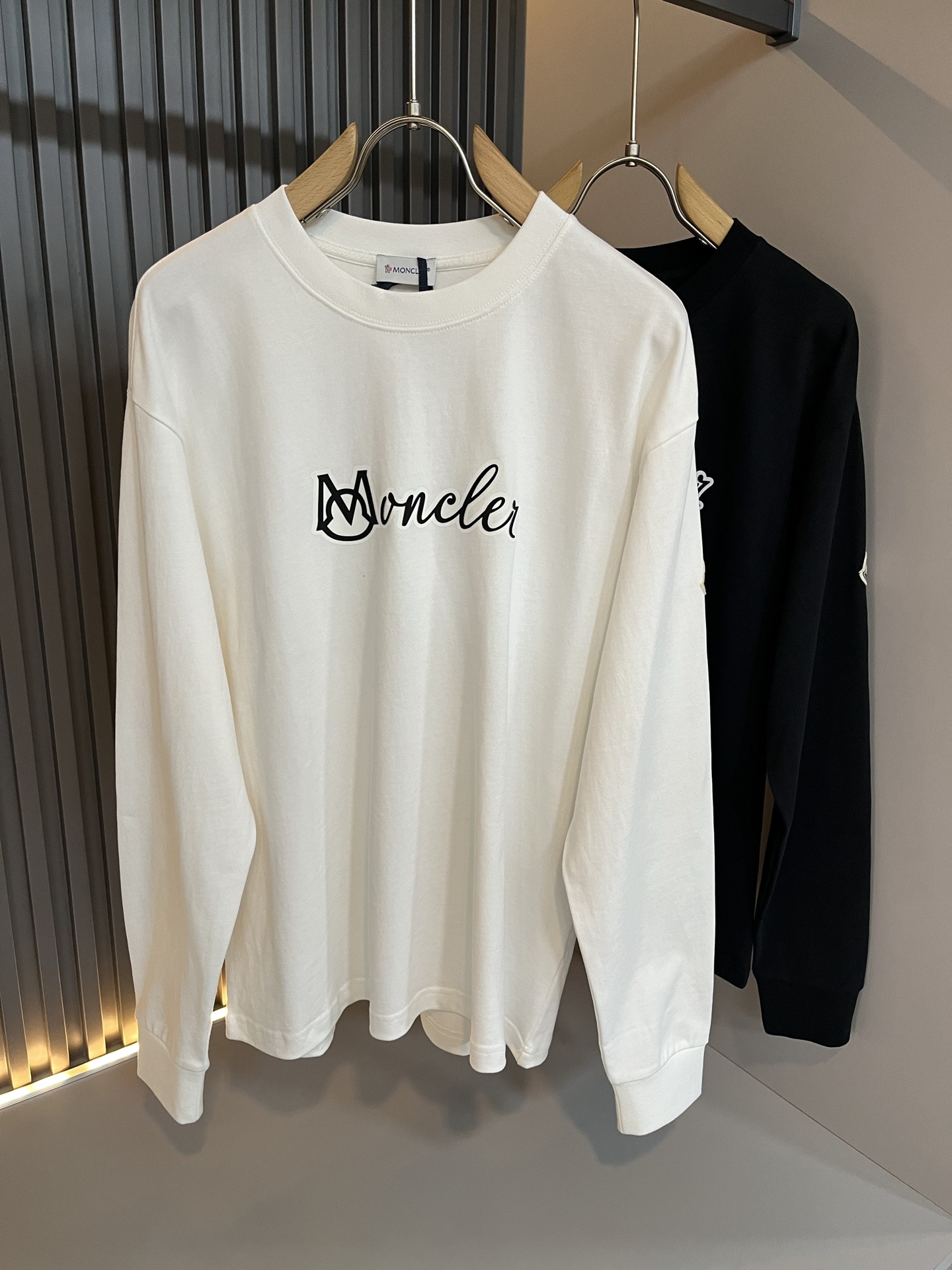 NO:540261,Moncler Mengjia The latest autumn and winter men and women's same trade order long-sleeved base shirt, full quality!  !  Internet celebrity style!  Use logo pattern to press glue design!  The upper body is comfortable and breathable, not stiff, and the overall three-dimensional feeling is rich. Quality export orders, customized exclusive pure cotton fabric tailoring to meet the simple needs of commuters for dressing. The upper body is very effective, slim and not picky about the figure. The fabric workmanship... Improper, only good craftsmanship can make you feel good and tasteful. A must-have item for everyone!  Size S-3XL, alexander wang19860909Moncler蒙家 秋冬最新男女同款贸易订单长袖打底衫,全品相！！网红款！采用logo图案压胶设计！上身舒适透气,不僵硬,整体有着丰富的立体感,品质出口订单,定制专属纯棉面料剪裁,满足通勤人们对于着装的简约需求,上身效果很好,显瘦,不挑剔身材.面料做工....无可挑剔,好工艺好面料才能穿出好品味一款,人手必备单品！尺码S-3XL,,alexander wang,Men's clothing