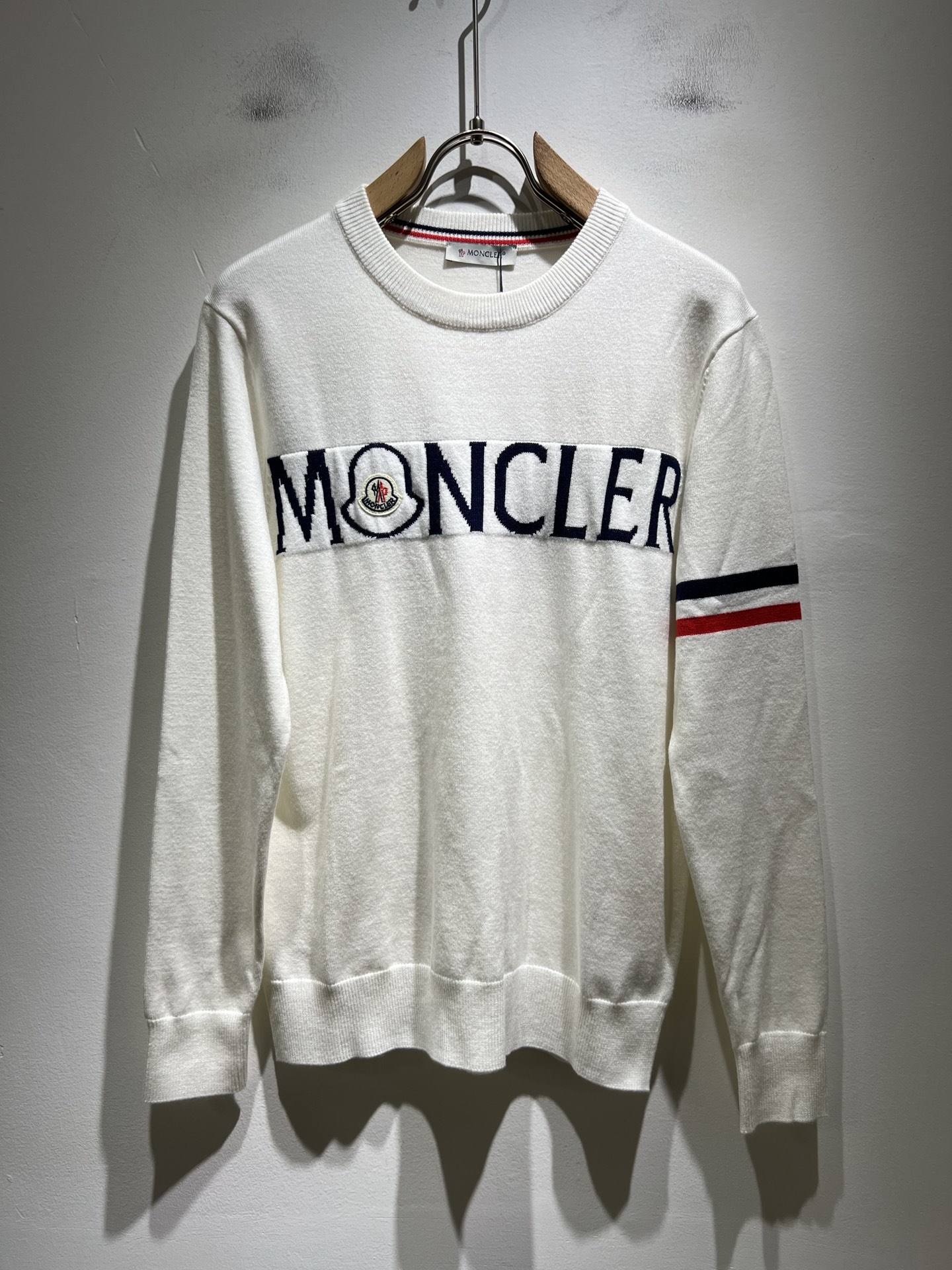 NO:566923,Moncl*r is the latest trade order knitted woolen sweater for men and women in autumn and winter, the same style for couples, in full condition!  !  Internet celebrity model!  The craftsmanship is knitted wool crochet, with a simple Mon logo crochet logo design!  Not stiff, with a rich three-dimensional feel overall, quality export order, customized exclusive knitted wool fabric, to meet the simple needs of commuters for dressing. The upper body effect is very good, slimming, and not picky about the figure. The fabric workmanship... is impeccable, good craftsmanship and good fabrics can make you wear a good taste, a must-have item for everyone!  Size M-3XL,,alexander wang19860909Moncl*r蒙*口 秋冬男女同款情侣款最新的贸易订单针织羊毛衫,全品相！！网红款！工艺采用针织羊毛钩织,简单Mon标识钩织logo设计！不僵硬,整体有着丰富的立体感,品质出口订单,定制专属针织羊毛面料,满足通勤人们对于着装的简约需求,上身效果很好,显瘦,不挑剔身材.面料做工....无可挑剔,好工艺好面料才能穿出好品味一款,人手必备单品！尺码M-3XL,,alexander wang,Men's clothing