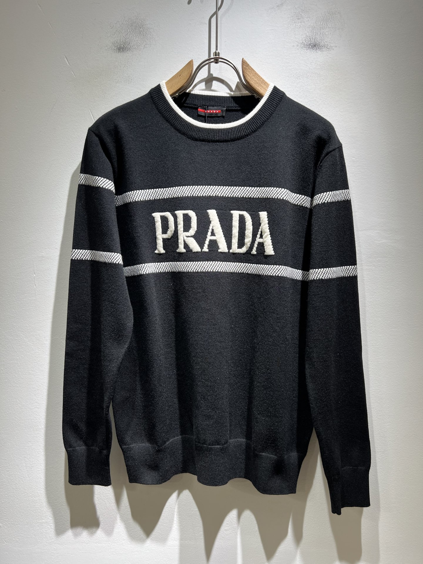 NO:568871,PRAD*A's 2025 new autumn and winter men's knitted woolen sweaters, the latest model is exclusively available on the entire network!  !  ~It is both classic and fashionable, who doesn’t love it? It shows the classic again, it is very eye-catching, and it has a low-luxury aura and recognition!  Pr*da's traditional brand concept and modern advanced technology are perfectly combined. Coupled with an extremely modern and simple design, P's exclusive three-dimensional logo letter logo design!  Customized 100% imported wool fabric!  The texture of this model is quite impressive. You can tell the specifications and grades at your fingertips. The level of finesse and breathability are top-notch!  Size M-3XL,,prada,alexander wang19860909PRAD*A普*达2025秋冬新款男士针织羊毛衫,最新款全网独家首上！！~既经典有时尚百搭,谁不爱啊,将经典再次展现,非常的耐看,自带低奢光环与辨识度！Pr*da传统的品牌理念和现代化的先进技术进行了完美结合.加上极其现代摩登风范的简约设计,p家专属立体标识字母logo图案设计！定制百分百进口羊毛面料！此款的质感相当感人 触手便知规格档次 细腻程度与透气效果堪称顶级！尺码M-3XL,,prada,alexander wang,Men's clothing