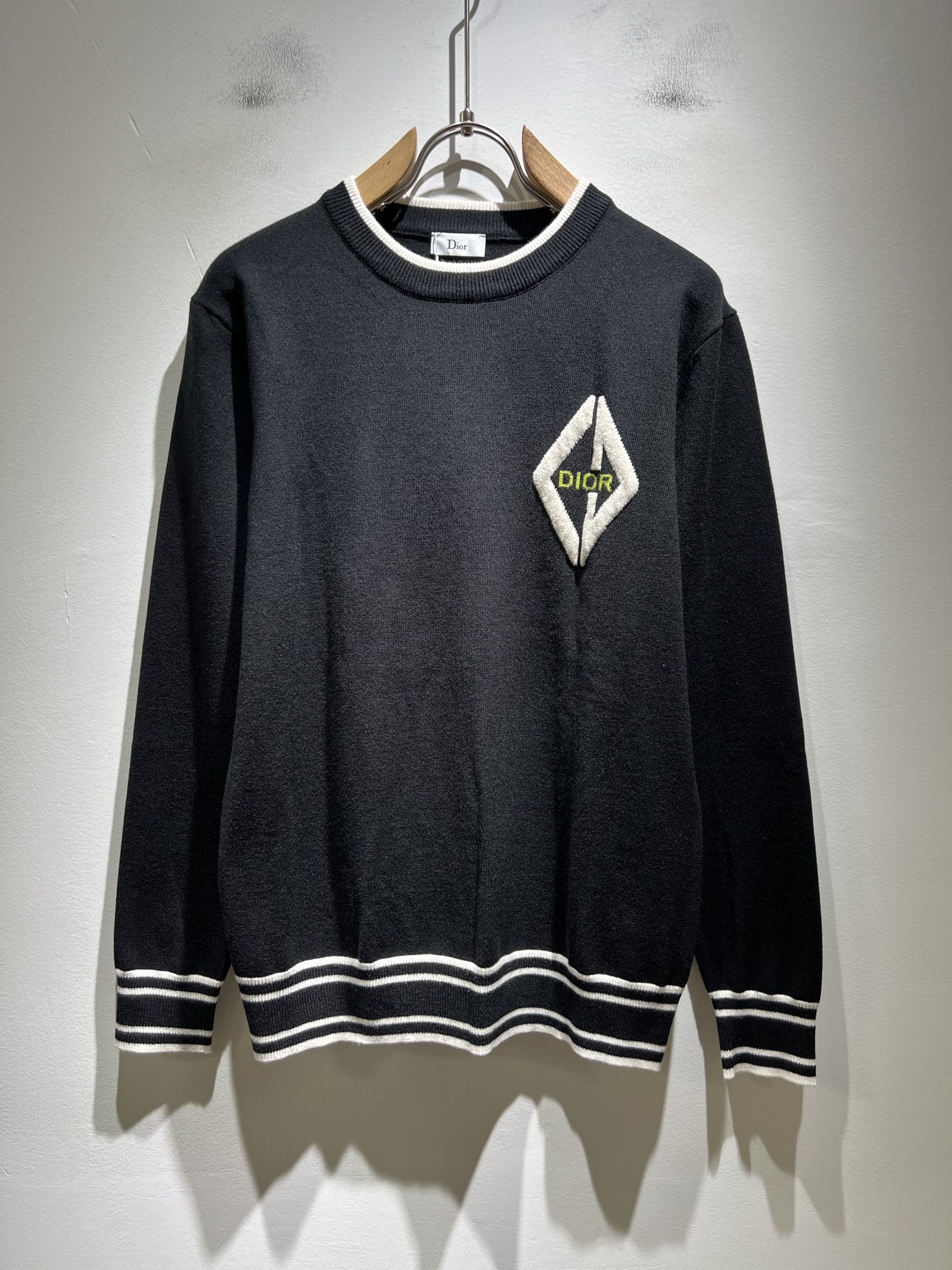 NO:568887,Dio*Dijia's new 2025 autumn and winter knitted woolen sweaters for men and women are on sale simultaneously at counters!  Customized exclusive wool fabric, easy to match and versatile, extremely high-grade, perfectly integrated into fashion and style, a top-notch fashionable style that is perfect for outer wear!  The whole thing gives people a natural feeling!  The ultimate classic uses the latest three-dimensional letter logo element crochet design!  The ultimate heavy work, the ultimate perfection!  Fans who pursue high quality should rush to buy it by themselves, and we sincerely invite all fans who know the goods to appreciate this model together!  !  Size M-3XL,,dior,dior,alexander wang19860909Dio*迪家 2025秋冬新款男女同款针织羊毛衫,专柜同步发售！定制专属羊毛面料,从容百搭,档次极高,完美融入时尚还有风情感一款完美符合外穿的顶尖时髦气质款！整体给人浑然天成的感觉！极致经典采用最新立体字母logo元素钩织设计！极致的重工极致的完美！追求高品质的粉丝们请自行抢购,诚邀所有识货的粉丝一同鉴赏此款！！尺码M-3XL,,dior,dior,alexander wang,Men's clothing