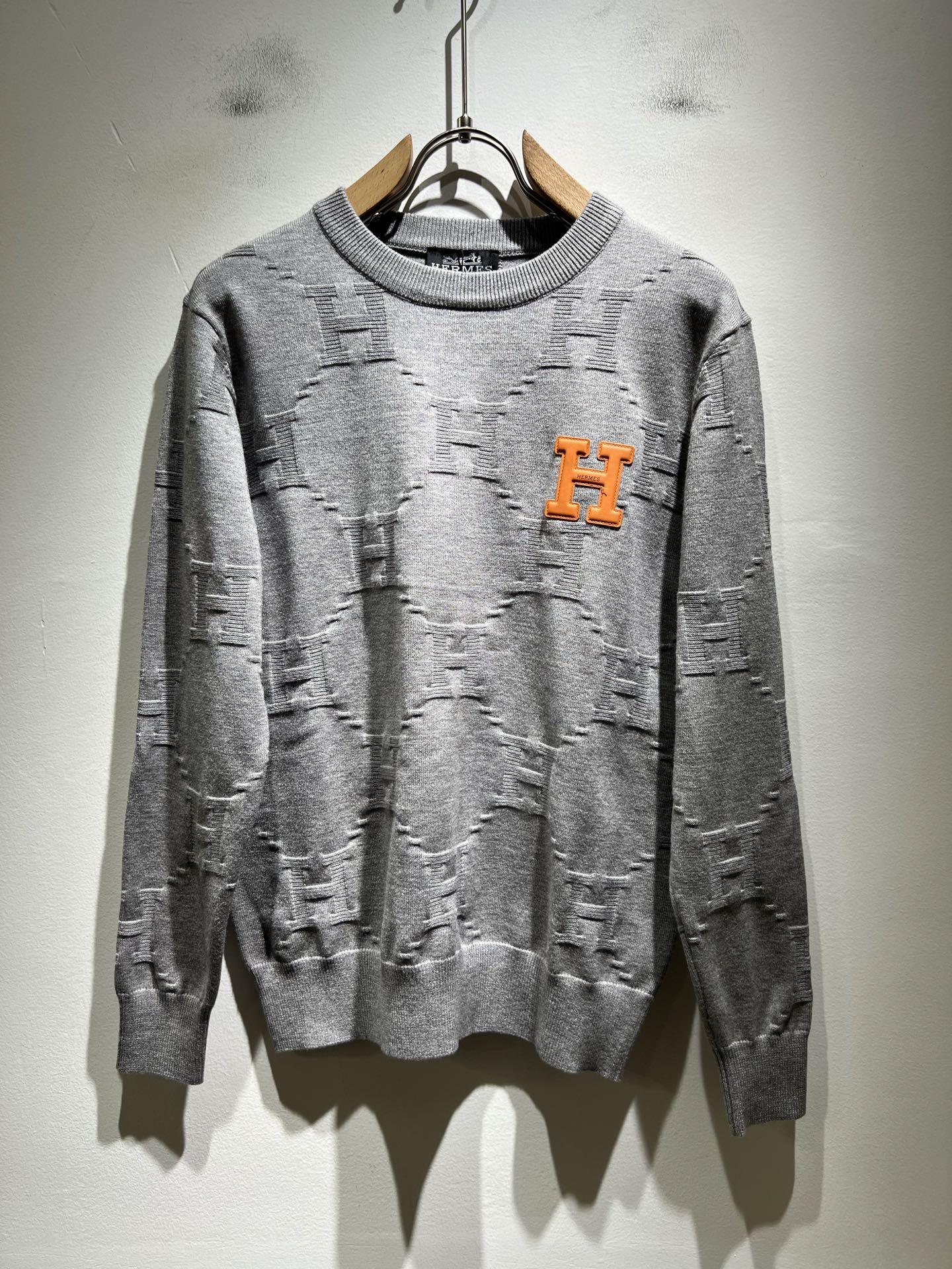 NO:566909,Her*mes' new autumn and winter men's knitted woolen sweater, a newly upgraded and versatile basic style, low-key luxury, a choice of quality!  It is made of high-quality wool and has strong vertical performance. It has a strong artistic sense and H logo leather craft design. The craftsmanship is meticulous and highly recognizable, showing a new brand micro-label culture!  Classic and perfect design, precise cutting. Simple and elegant style, but also able to show fashionable charm in daily leisure life. Size M-3XL,, alexander wang19860909Her*mes爱*仕秋冬新款男士针织羊毛衫,全新升级百搭基础款,低调奢华,品格之选！甄选优质精选优质羊毛打造而成,有着超强的垂直性能 艺术感极强H标志logo皮革工艺设计,工艺细致,辨识度极高,展现全新品牌微标文化！经典完美版型设计,在裁剪上精准到位.简约大气风格,又能在日常休闲生活中展现时尚魅力.尺码M-3XL,,alexander wang,Men's clothing