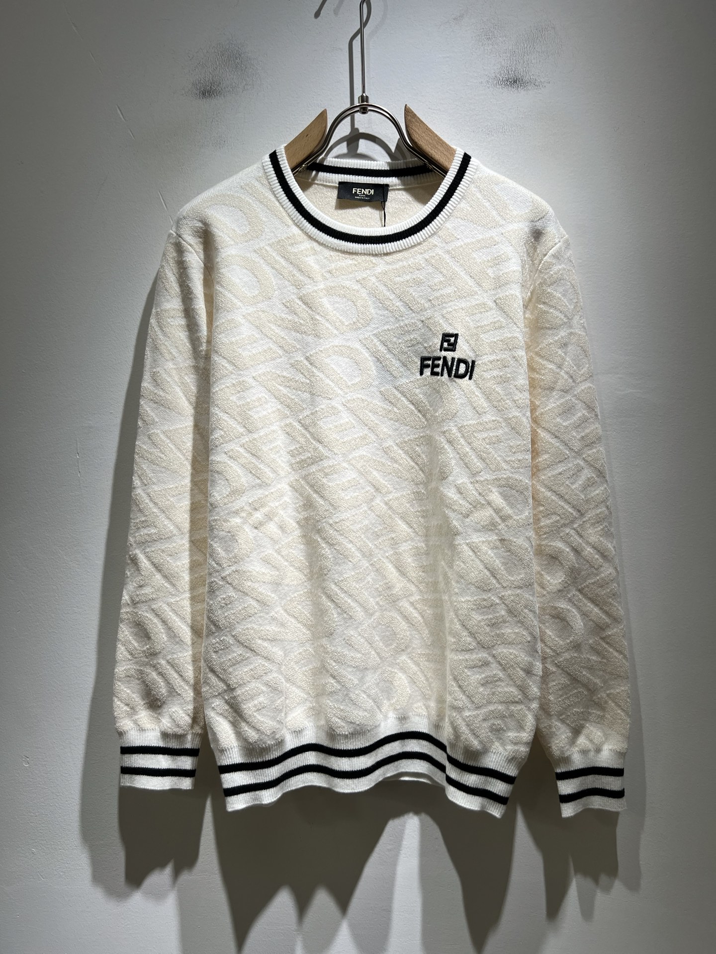 NO:571846,FEN*I Fen*di 2025 new autumn and winter FD family unisex knitted sweater for men and women, versatile for men and women. Original order from Italy, a popular item of the FD family, a representative and full-scale boutique, a boutique worth buying for all FD fans!  Pure Italian channel orders, the FD family's high-end and popular products, very popular items at the moment, high-end goods worth keeping for yourself and giving away!  The most classic BUGS series style items of the FD family are trendy and beautiful, full of trendy atmosphere, extremely high-grade and standard, and adopt the very classic FF logo embroidery design!  It gives people a very strong visual impact, has a high degree of recognition, and is a top-notch exclusive wool fabric!  Made of soft, delicate and comfortable touch, the appearance is quite high-end and classy!  It perfectly interprets the charm of the brand and leaves a deep impression on people. It is more fashionable and charming, the upper body is generous and fashionable, and there is no pressure to wear it!  Wear it alone or paired with it, it’s a beautiful sight that can’t be ignored!  Size M-3XL,,fendi,dior,alexander wang19860909FEN*I 芬*迪 2025秋冬新款FD家族男女同款针织羊毛衫,男女同款百搭.意大利原厂订单,FD家族人气单品,代表性十足,规格感十足的精品,所有FD粉丝都值得抢购的精品！纯正意代渠道订单,FD家族的高奢人气爆款产物,当下十分火爆的单品,值得自留和送人的高端货！FD家族最为经典的BUGS系列款式单品,新潮又好看,潮流气息感十足,档次规格感极高,并且采用十分经典的FF标志logo刺绣设计！给人的视觉冲击感相当强烈,有着极高的辨识度,顶级专属羊毛面料！打造,触感柔软细腻舒适,品相相当高级有档次！完美诠释品牌魅力,给人留下深刻印象.更具时尚与韵味,上身大方时尚,对于穿搭更是毫无压力！单穿内搭都极有味道,不可忽视的靓丽风景线！ 尺码M-3XL,,fendi,dior,alexander wang,Men's clothing