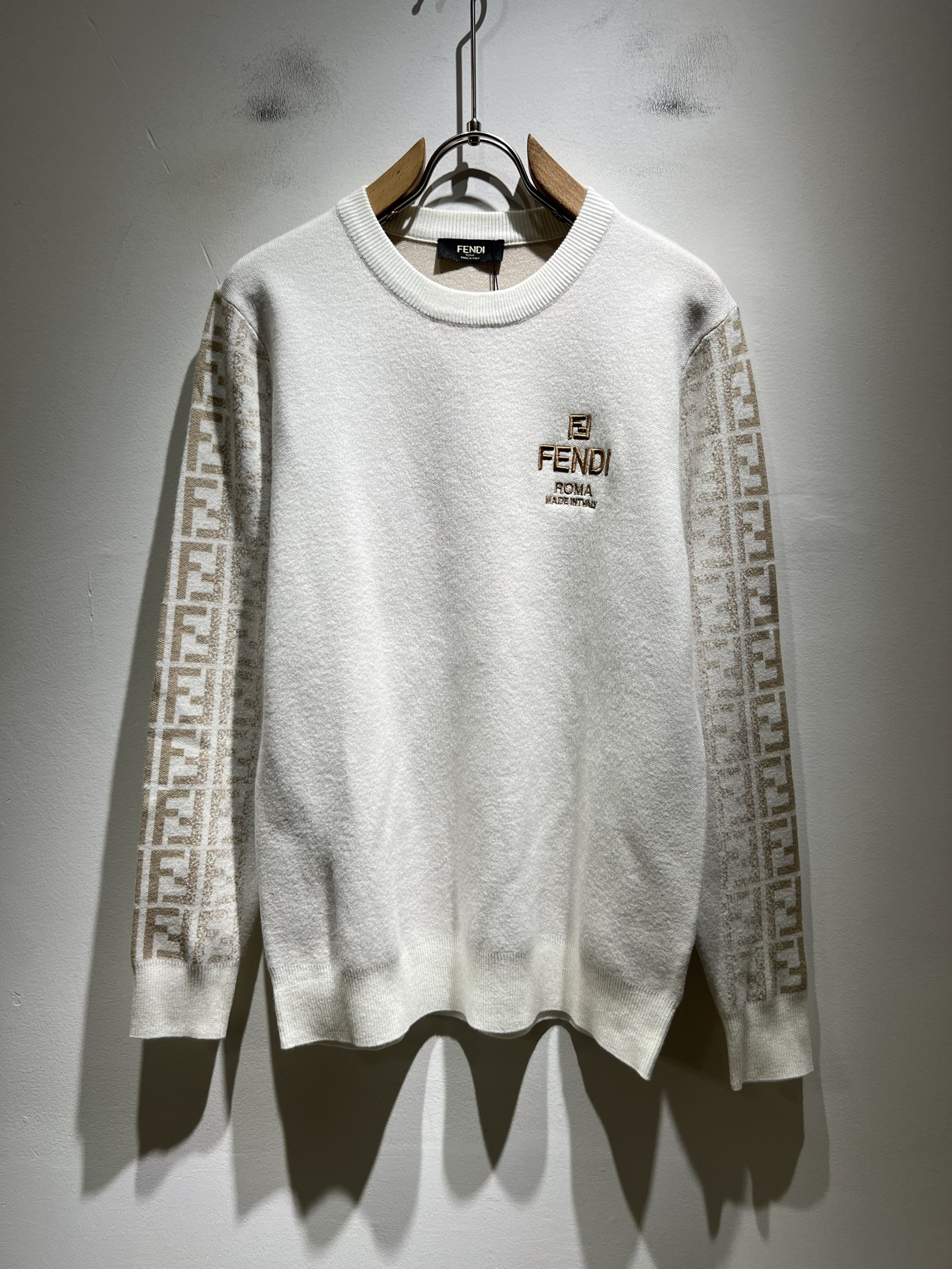 NO:571823,FEN*I Fen*di 2025 new autumn and winter FD family unisex knitted sweater for men and women, versatile for men and women. Original order from Italy, a popular item of the FD family, a representative and full-scale boutique, a boutique worth buying for all FD fans!  Pure Italian channel orders, the FD family's high-end and popular products, very popular items at the moment, high-end goods worth keeping for yourself and giving away!  The most classic BUGS series style items of the FD family are trendy and beautiful, full of trendy atmosphere, extremely high-grade and standard, and adopt the very classic FF logo embroidery design!  It gives people a very strong visual impact, has a high degree of recognition, and is a top-notch exclusive wool fabric!  Made of soft, delicate and comfortable touch, the appearance is quite high-end and classy!  It perfectly interprets the charm of the brand and leaves a deep impression on people. It is more fashionable and charming, the upper body is generous and fashionable, and there is no pressure to wear it!  Wear it alone or paired with it, it’s a beautiful sight that can’t be ignored!  Size M-3XL,,fendi,dior,alexander wang19860909FEN*I 芬*迪 2025秋冬新款FD家族男女同款针织羊毛衫,男女同款百搭.意大利原厂订单,FD家族人气单品,代表性十足,规格感十足的精品,所有FD粉丝都值得抢购的精品！纯正意代渠道订单,FD家族的高奢人气爆款产物,当下十分火爆的单品,值得自留和送人的高端货！FD家族最为经典的BUGS系列款式单品,新潮又好看,潮流气息感十足,档次规格感极高,并且采用十分经典的FF标志logo刺绣设计！给人的视觉冲击感相当强烈,有着极高的辨识度,顶级专属羊毛面料！打造,触感柔软细腻舒适,品相相当高级有档次！完美诠释品牌魅力,给人留下深刻印象.更具时尚与韵味,上身大方时尚,对于穿搭更是毫无压力！单穿内搭都极有味道,不可忽视的靓丽风景线！ 尺码M-3XL,,fendi,dior,alexander wang,Men's clothing