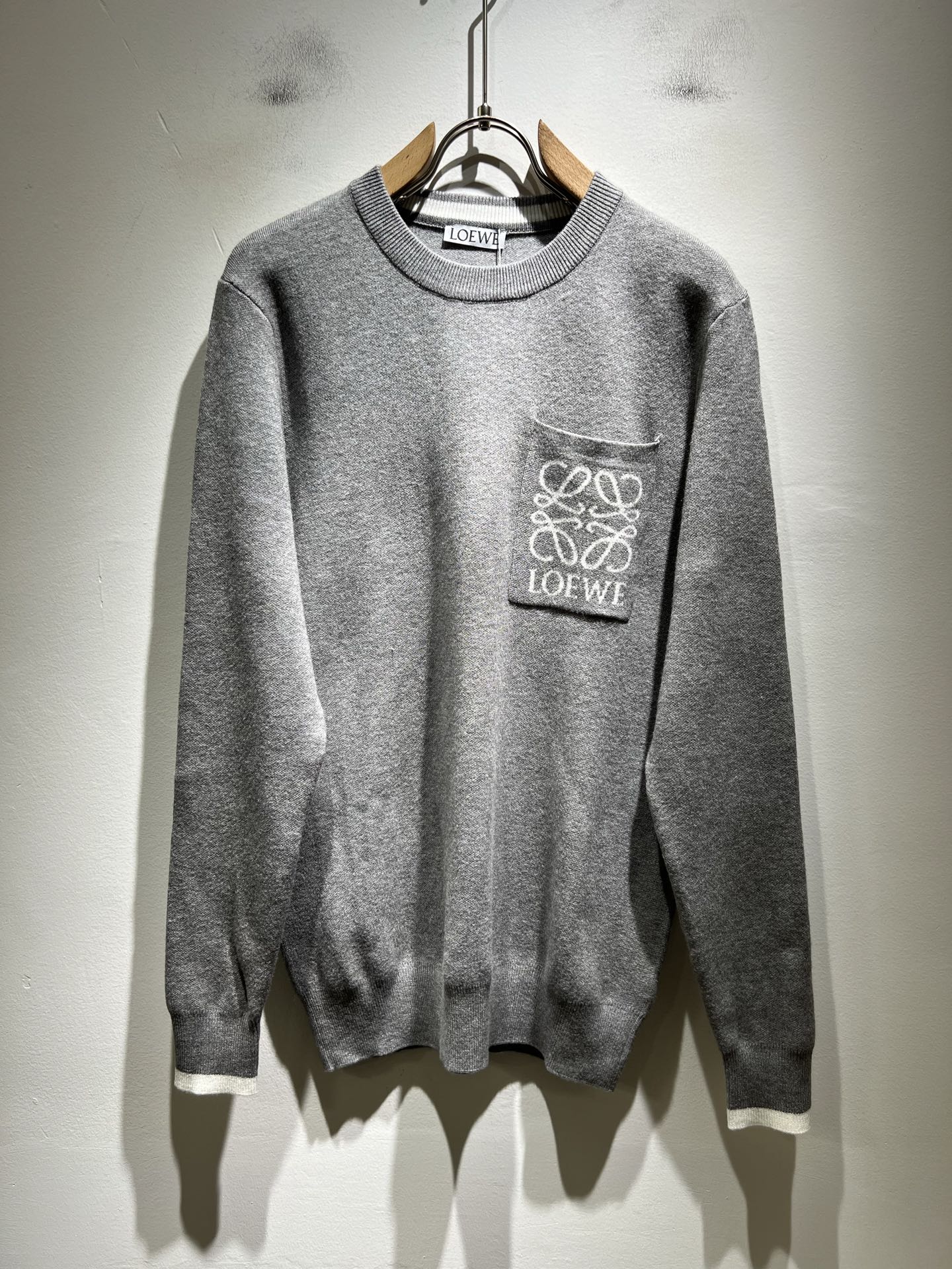 NO:571827,LO*WE/Luo*Wei 2025 new autumn and winter knitted sweaters for men and women, sold through trading company channels, the latest products in 2025, sold simultaneously in official counters, classic star-level items!  LO*WE's leather goods have the highest say in the entire fashion circle. The brand value is very influential and has a century-old historical and cultural heritage. It is a brand used by the royal family and nobles. Its exquisite craftsmanship and design have subverted modern aesthetics!  The overall design is in line with the aesthetic design of the LOE family, using classic brand elements, perfectly inheriting the essence and genes of the LOE family, and designing the logo and pattern crochet design!  The vision is quite exquisite and beautiful, highlighting the brand characteristics, highly recognizable and very fashionable. The overall design interprets minimalism to the extreme, simple and elegant!  We supply high-end materials imported from Egypt and select high-end knitted wool fabrics!  Extremely luxurious and special materials, the fabric properties are all excellent, the tactile experience is self-evident, the ultimate luxury enjoyment!  The appearance is perfect, and the details are exquisite and elegant. It not only reduces age but also highlights the fashionable temperament. The upper body is full of temperament. The color matching is quite in line with the needs of matching seasons. It has a high degree of control and mix-matching. It has no age limit and has an excellent sense of style!  Size M-3XL,,loewe,alexander wang19860909LO*WE/罗*威2025秋冬新款男女同款针织羊毛衫,贸易公司渠道货,2025年最新品,官柜同步售卖,经典明星级单品！LO*WE家的皮具单品在整个时装圈最有极高的的发言权,品牌价值影响力颇高,有着百年历史文化底蕴,皇室御贵族御用品牌,其精湛的手工艺及设计感颠覆了现代审美！整体的设计符合LOE家美学设计,运用了经典的品牌元素,完美沿袭了LOE家的精髓与基因,设计logo标识图案钩织设计！视觉颇为精致美观,彰显了品牌特质,辨识度极高且极具时髦感,整体的设计将极简主义阐释到极致,简约而大方！客供埃及进口高级物料,甄选高端针织羊毛面料！极为奢华特殊的材质,面料属性皆为上乘,触感体验不言而喻,奢华极致享受！品相完美如斯,细节处处精致考究,即减龄又凸显了时髦气质感,上身满满的气质感,配色相当符合搭配季节需求,驾驭度混搭性极高,无关年龄界定,造型感极佳的一款单品！尺码M-3XL,,loewe,alexander wang,Men's clothing