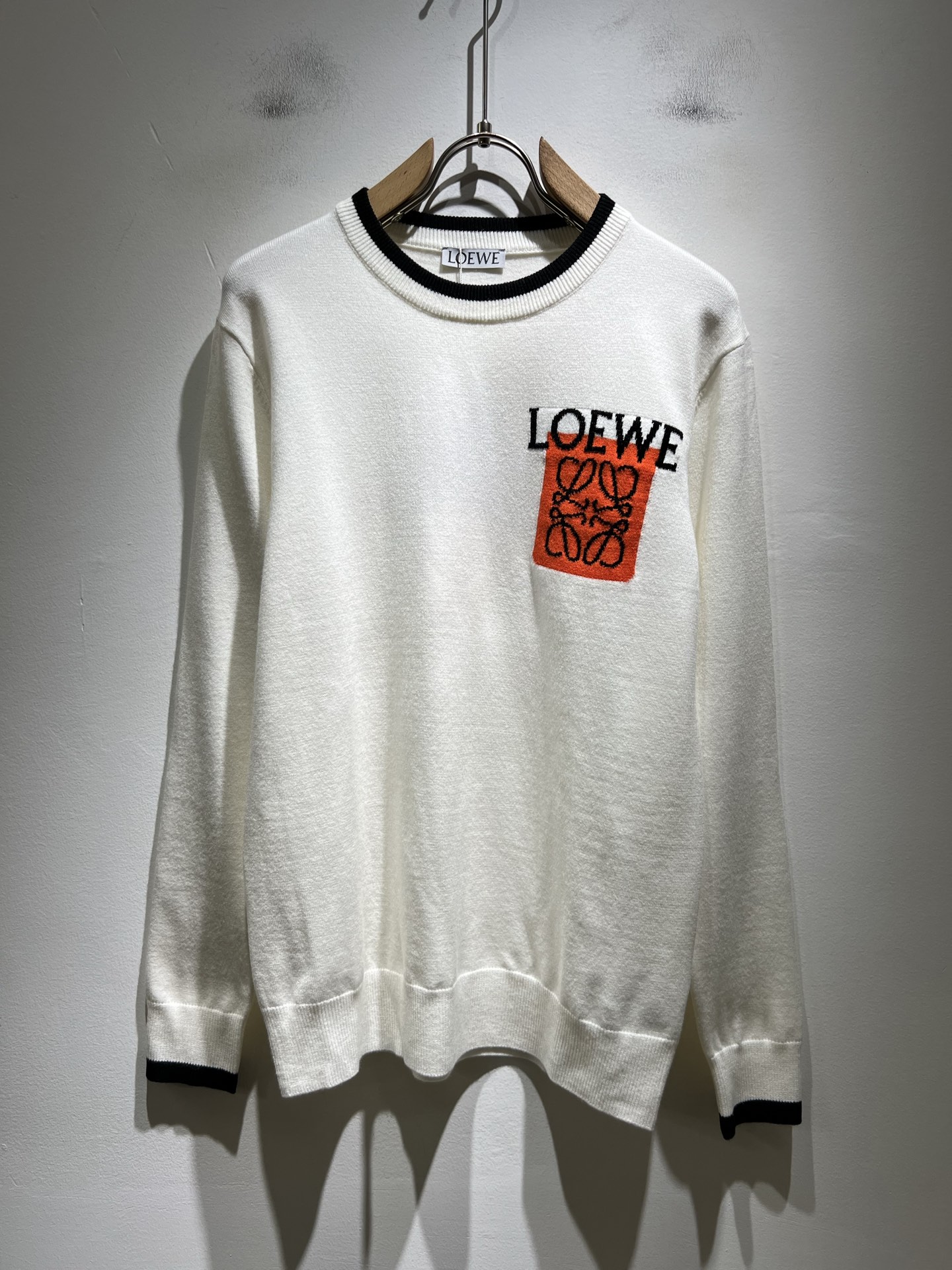 NO:566899,LO*WE/LUO*WE's new autumn and winter knitted sweaters of the same style for men and women, available from trading company channels, the latest products of the year, sold simultaneously in official counters, classic star-level items!  LO*WE's leather goods have the highest say in the entire fashion circle. The brand value is very influential and has a century-old historical and cultural heritage. It is a brand used by the royal family and nobles. Its exquisite craftsmanship and design have subverted modern aesthetics!  The overall design is in line with the aesthetic design of the LOE family, using classic brand elements, perfectly inheriting the essence and genes of the LOE family, and designing the logo and pattern crochet design!  The vision is quite exquisite and beautiful, highlighting the brand characteristics, highly recognizable and very fashionable. The overall design interprets minimalism to the extreme, simple and elegant!  We supply high-end materials imported from Egypt and select high-end knitted wool fabrics!  Extremely luxurious and special materials, the fabric properties are all excellent, the tactile experience is self-evident, the ultimate luxury enjoyment!  The appearance is perfect, and the details are exquisite and elegant. It not only reduces age but also highlights the fashionable temperament. The upper body is full of temperament. The color matching is quite in line with the needs of matching seasons. It has a high degree of control and mix-matching. It has no age limit and has an excellent sense of style!  Size M-3XL,,loewe,alexander wang19860909LO*WE/罗*威秋冬新款男女同款针织羊毛衫,贸易公司渠道货,年最新品,官柜同步售卖,经典明星级单品！LO*WE家的皮具单品在整个时装圈最有极高的的发言权,品牌价值影响力颇高,有着百年历史文化底蕴,皇室御贵族御用品牌,其精湛的手工艺及设计感颠覆了现代审美！整体的设计符合LOE家美学设计,运用了经典的品牌元素,完美沿袭了LOE家的精髓与基因,设计logo标识图案钩织设计！视觉颇为精致美观,彰显了品牌特质,辨识度极高且极具时髦感,整体的设计将极简主义阐释到极致,简约而大方！客供埃及进口高级物料,甄选高端针织羊毛面料！极为奢华特殊的材质,面料属性皆为上乘,触感体验不言而喻,奢华极致享受！品相完美如斯,细节处处精致考究,即减龄又凸显了时髦气质感,上身满满的气质感,配色相当符合搭配季节需求,驾驭度混搭性极高,无关年龄界定,造型感极佳的一款单品！尺码M-3XL,,loewe,alexander wang,Men's clothing