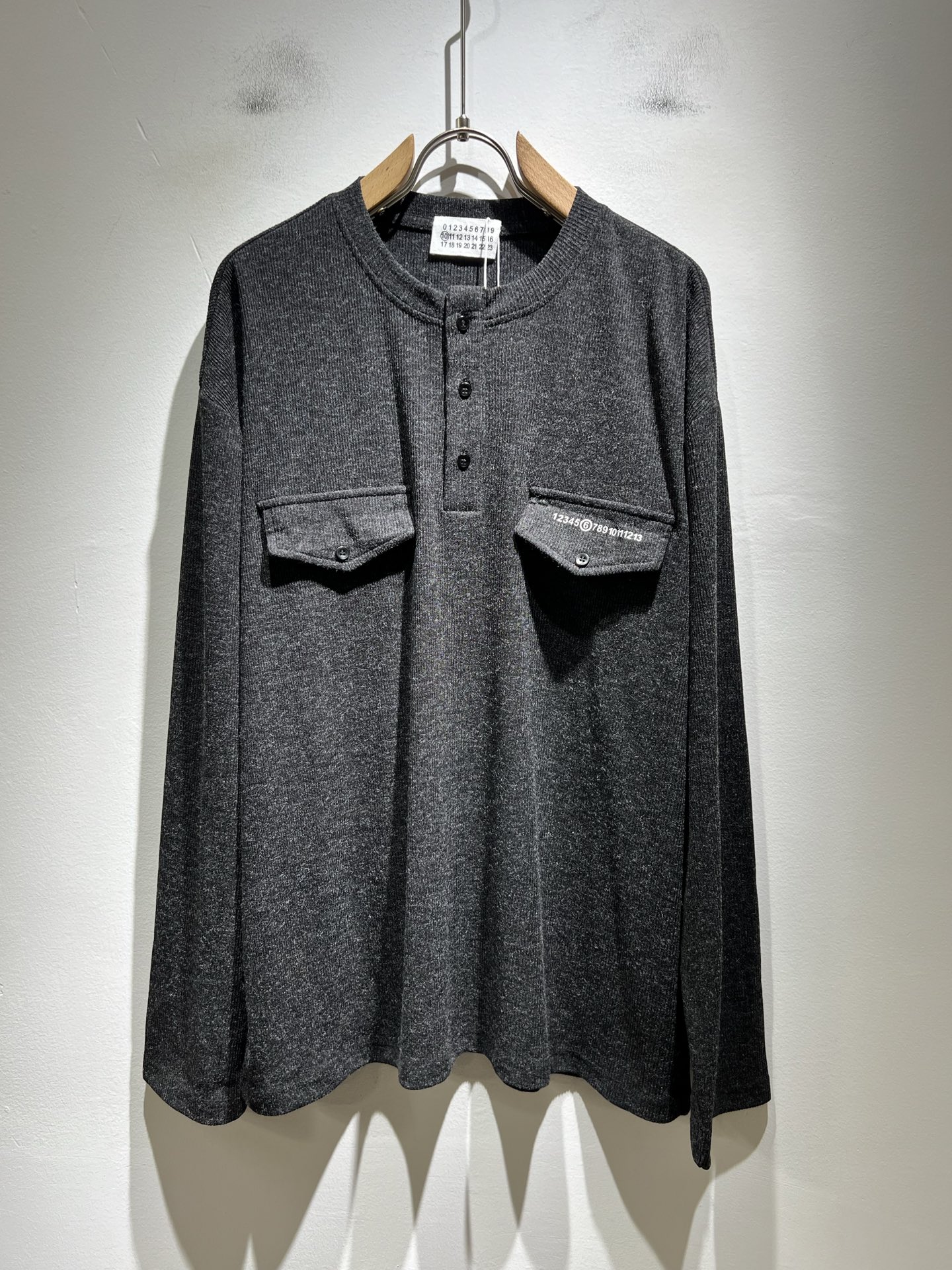 NO:566894,Maison margiel's new autumn and winter bottoming front and back bottoming shirts are on sale simultaneously at the counter!  Customized exclusive washed cotton fabric with printed logo design on the chest!  Simple and elegant, easy to match and versatile, extremely high-grade, perfectly integrated into fashion and style, it is a top-notch fashionable style that is perfect for outer wear!  The whole thing gives people a natural feeling!  The ultimate classic versatile casual pants, customized with original pure cotton fabric!  The ultimate heavy work, the ultimate perfection!  Fans who pursue high quality should rush to buy it by themselves, and we sincerely invite all fans who know the goods to appreciate this model together!  !  Size S-2XL,masion margiela,alexander wang19860909马吉拉 maison margiel 秋冬新款打底前后打底衫,专柜同步发售！定制专属洗水纯棉面料,胸前印花logo设计！简约大方,从容百搭,档次极高,完美融入时尚还有风情感一款完美符合外穿的顶尖时髦气质款！整体给人浑然天成的感觉！极致经典的百搭型休闲裤,定制原版纯棉面料！极致的重工极致的完美！追求高品质的粉丝们请自行抢购,诚邀所有识货的粉丝一同鉴赏此款！！尺码S-2XL,,masion margiela,alexander wang,Men's clothing