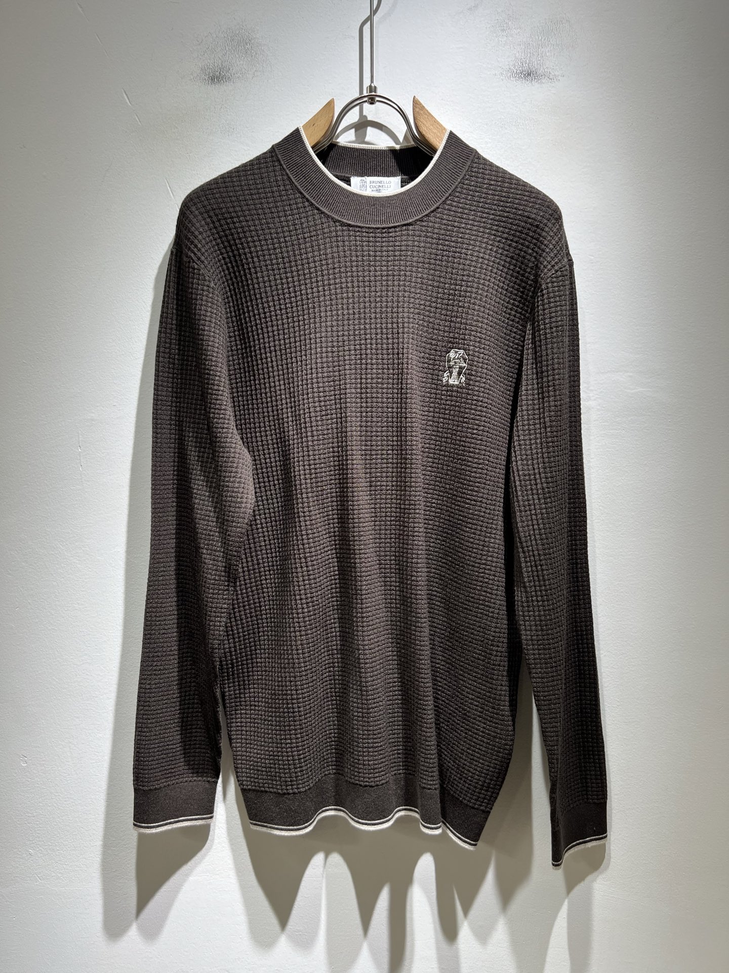 NO:541247,BC-Brunello Cucineli 2025 autumn and winter new knitted wool sweater, the latest fashion trend effects, fashion new charm, elements and modern trendy high street style, a single product with great appearance. Guest-provided knitted wool fabric!  Boob embroidery logo pattern design!  The feel is smooth and delicate, and the breathable and comfortable feeling of the body is impeccable. The simple and fashionable style design comes from the latest trendy and fashionable techniques, showing the avant-garde and unique personality. The essential items of fashion experts express the meticulous fashion atmosphere of the new quarter. The same style for men and women. Size M-3XL, brunello cucinelli, alexander wang19860909BC-Brunello Cucineli 2025秋冬新款针织羊毛衫,最新时尚潮流效果,时尚新韵味,元素及现代潮流的高街风格融合一起的“天官之作”,颜值十足的单品.客供针织羊毛面料！胸前刺绣logo图案设计！手感顺滑细腻,着身的透气舒适感无可挑剔.简约时尚的版型设计来源于潮流时尚的最新手法,彰显前卫独特个性.时尚达人的必备单品表达全新季度一丝不苟的时尚气息.男女同款.尺码M-3XL,,brunello cucinelli,alexander wang,Men's clothing