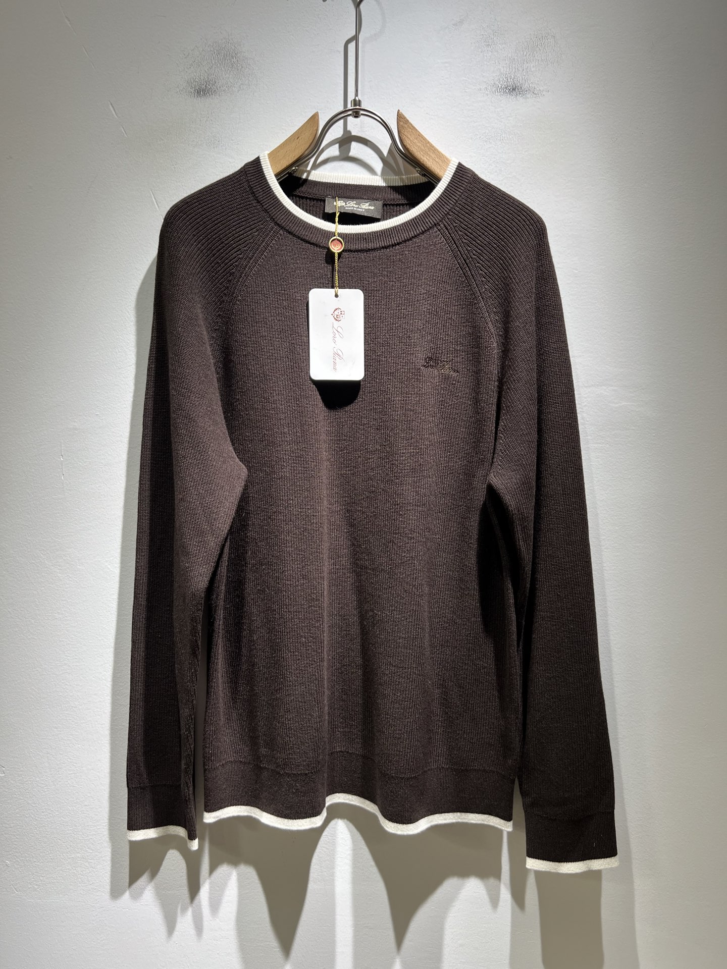 NO:541258,Loro Piana Nouyou Pianya The latest trade order knitted wool sweater for men in 2025, all the quality!  !  The upper body is comfortable and breathable, not stiff, and the overall body has a rich three-dimensional feeling, quality export orders, and chest logo pattern embroidery design!  Customized exclusive knitted wool fabric tailoring to meet the simple needs of commuters for dressing. The upper body is very effective, it looks slim and does not picky about the figure. The fabric workmanship is impeccable. Only good craftsmanship and good fabrics can make you feel good. It is a must-have item for everyone!  Size M-3XL, loro piana, alexander wang19860909Loro Piana诺悠翩雅 2025秋冬男士最新的贸易订单针织羊毛衫,全品相！！上身舒适透气,不僵硬,整体有着丰富的立体感,品质出口订单,胸前logo图案刺绣设计！定制专属针织羊毛面料剪裁,满足通勤人们对于着装的简约需求,上身效果很好,显瘦,不挑剔身材.面料做工....无可挑剔,好工艺好面料才能穿出好品味一款,人手必备单品！尺码M-3XL,,loro piana,alexander wang,Men's clothing