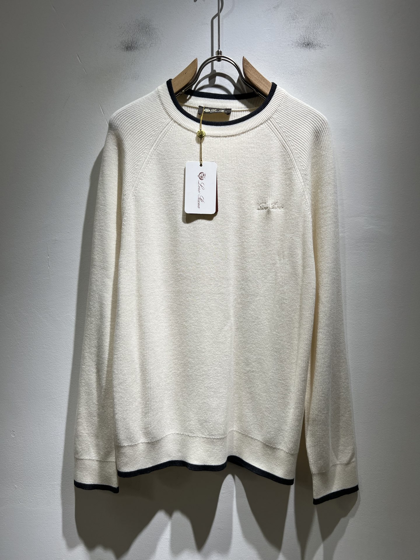 NO:541245,Loro Piana Nouyou Pianya The latest trade order knitted wool sweater for men in 2025, all the quality!  !  The upper body is comfortable and breathable, not stiff, and the overall body has a rich three-dimensional feeling, quality export orders, and chest logo pattern embroidery design!  Customized exclusive knitted wool fabric tailoring to meet the simple needs of commuters for dressing. The upper body is very effective, it looks slim and does not picky about the figure. The fabric workmanship is impeccable. Only good craftsmanship and good fabrics can make you feel good. It is a must-have item for everyone!  Size M-3XL, loro piana, alexander wang19860909Loro Piana诺悠翩雅 2025秋冬男士最新的贸易订单针织羊毛衫,全品相！！上身舒适透气,不僵硬,整体有着丰富的立体感,品质出口订单,胸前logo图案刺绣设计！定制专属针织羊毛面料剪裁,满足通勤人们对于着装的简约需求,上身效果很好,显瘦,不挑剔身材.面料做工....无可挑剔,好工艺好面料才能穿出好品味一款,人手必备单品！尺码M-3XL,,loro piana,alexander wang,Men's clothing