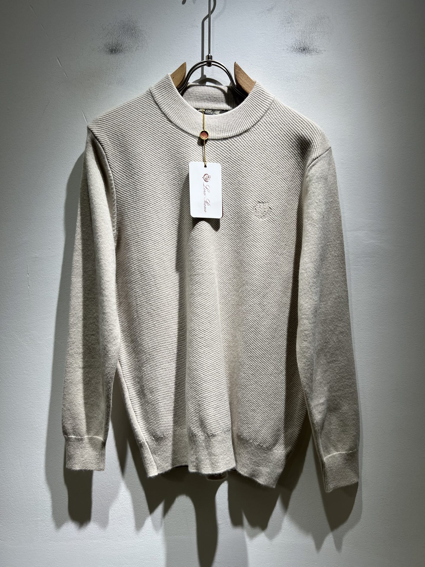 NO:540289,Loro Piana Nouyou Pianya The latest trade order knitted cardigan for men in autumn and winter, all the quality!  !  The upper body is comfortable and breathable, not stiff, and the overall body has a rich three-dimensional feeling, quality export orders, and chest logo pattern embroidery design!  Customized exclusive knitted wool fabric tailoring to meet the simple needs of commuters for dressing. The upper body is very effective, it looks slim and does not picky about the figure. The fabric workmanship is impeccable. Only good craftsmanship and good fabrics can make you feel good. It is a must-have item for everyone!  Size M-3XL, loro piana, alexander wang19860909Loro Piana诺悠翩雅 秋冬男士最新的贸易订单针织羊毛衫,全品相！！上身舒适透气,不僵硬,整体有着丰富的立体感,品质出口订单,胸前logo图案刺绣设计！定制专属针织羊毛面料剪裁,满足通勤人们对于着装的简约需求,上身效果很好,显瘦,不挑剔身材.面料做工....无可挑剔,好工艺好面料才能穿出好品味一款,人手必备单品！尺码M-3XL,,loro piana,alexander wang,Men's clothing