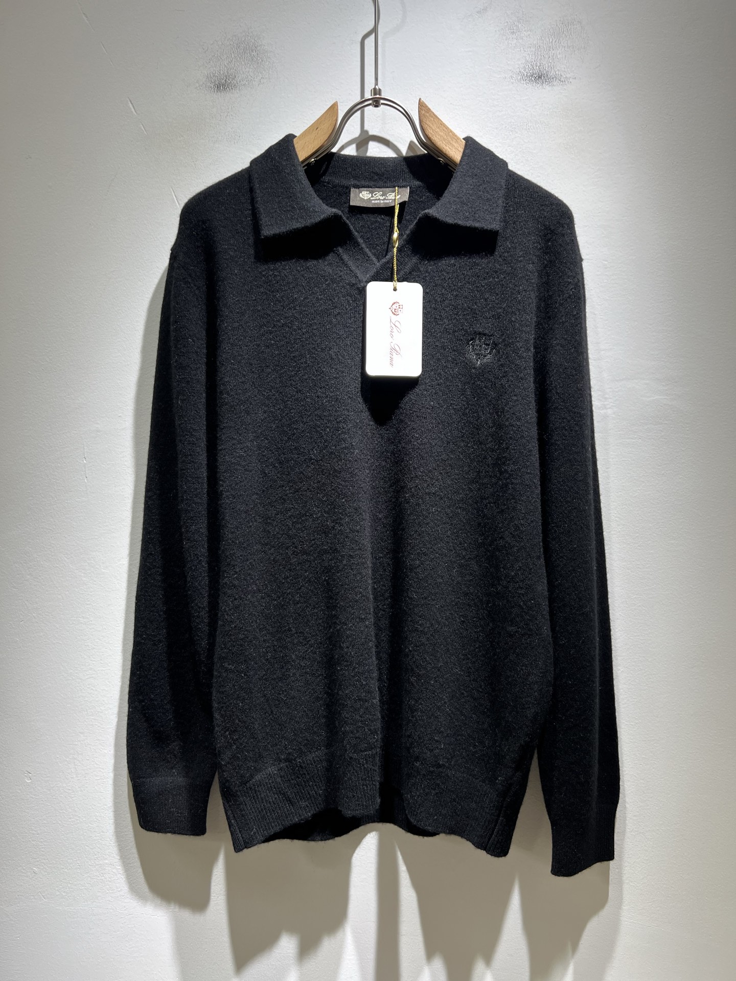 NO:540295,Loro Piana Nouyou Pianya The latest trade order lapel knitted cardigan for men in autumn and winter, all the quality!  !  The upper body is comfortable and breathable, not stiff, and the overall body has a rich three-dimensional feeling, quality export orders, and chest logo pattern embroidery design!  Customized exclusive knitted wool fabric tailoring to meet the simple needs of commuters for dressing. The upper body is very effective, it looks slim and does not picky about the figure. The fabric workmanship is impeccable. Only good craftsmanship and good fabrics can make you feel good. It is a must-have item for everyone!  Size M-3XL, loro piana, alexander wang19860909Loro Piana诺悠翩雅 秋冬男士最新的贸易订单翻领针织羊毛衫,全品相！！上身舒适透气,不僵硬,整体有着丰富的立体感,品质出口订单,胸前logo图案刺绣设计！定制专属针织羊毛面料剪裁,满足通勤人们对于着装的简约需求,上身效果很好,显瘦,不挑剔身材.面料做工....无可挑剔,好工艺好面料才能穿出好品味一款,人手必备单品！尺码M-3XL,,loro piana,alexander wang,Men's clothing