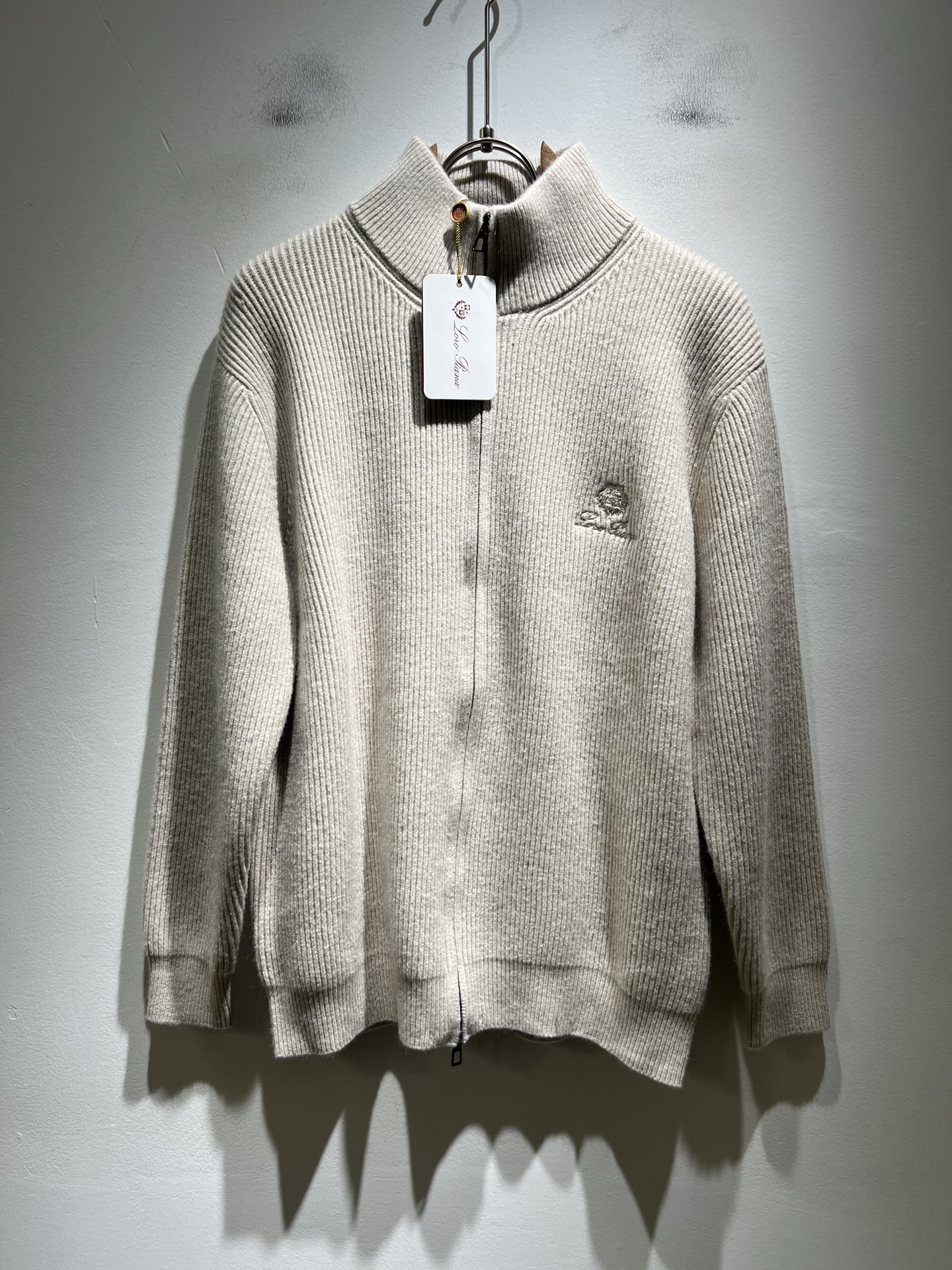 NO:540301,Loro Piana Nouyou Pianya The latest trade order zipper knitted sweater for men in autumn and winter, all the quality!  !  The upper body is comfortable and breathable, not stiff, and the overall body has a rich three-dimensional feeling, quality export orders, and chest logo pattern embroidery design!  Customized exclusive knitted wool fabric tailoring to meet the simple needs of commuters for dressing. The upper body is very effective, it looks slim and does not picky about the figure. The fabric workmanship is impeccable. Only good craftsmanship and good fabrics can make you feel good. It is a must-have item for everyone!  Size M-3XL, loro piana, alexander wang19860909Loro Piana诺悠翩雅 秋冬男士最新的贸易订单拉链款针织羊毛衫,全品相！！上身舒适透气,不僵硬,整体有着丰富的立体感,品质出口订单,胸前logo图案刺绣设计！定制专属针织羊毛面料剪裁,满足通勤人们对于着装的简约需求,上身效果很好,显瘦,不挑剔身材.面料做工....无可挑剔,好工艺好面料才能穿出好品味一款,人手必备单品！尺码M-3XL,,loro piana,alexander wang,Men's clothing