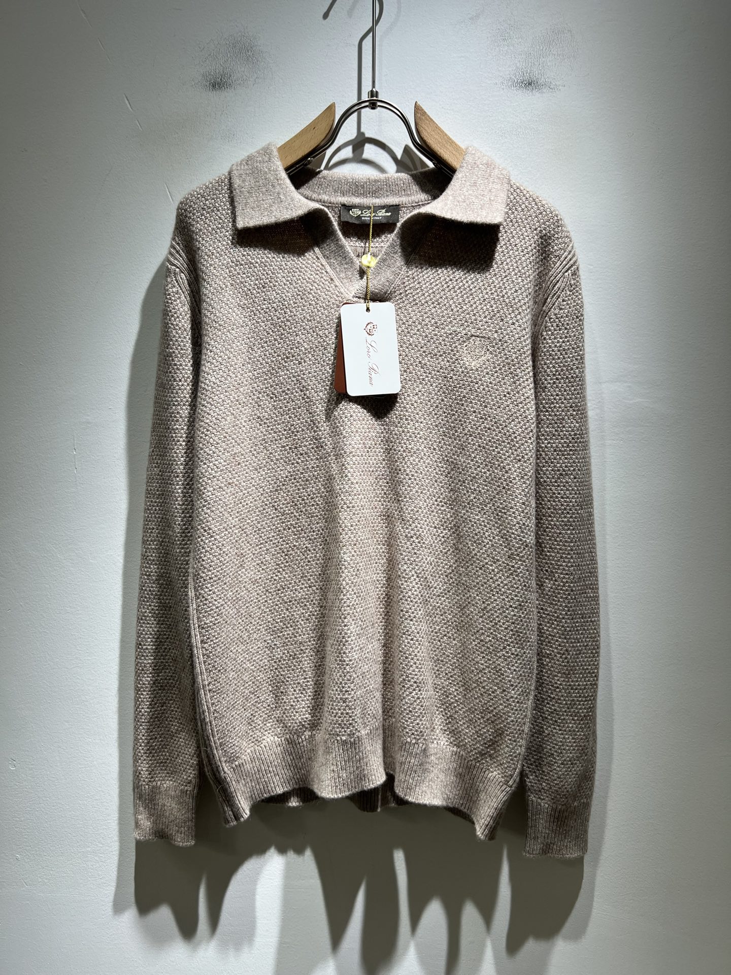 NO:540300,Loro Piana Nouyou Pianya The latest trade order lapel knitted cardigan for men in autumn and winter, all the quality!  !  The upper body is comfortable and breathable, not stiff, and the overall body has a rich three-dimensional feeling, quality export orders, and chest logo pattern embroidery design!  Customized exclusive knitted wool fabric tailoring to meet the simple needs of commuters for dressing. The upper body is very effective, it looks slim and does not picky about the figure. The fabric workmanship is impeccable. Only good craftsmanship and good fabrics can make you feel good. It is a must-have item for everyone!  Size M-3XL, loro piana, alexander wang19860909Loro Piana诺悠翩雅 秋冬男士最新的贸易订单翻领针织羊毛衫,全品相！！上身舒适透气,不僵硬,整体有着丰富的立体感,品质出口订单,胸前logo图案刺绣设计！定制专属针织羊毛面料剪裁,满足通勤人们对于着装的简约需求,上身效果很好,显瘦,不挑剔身材.面料做工....无可挑剔,好工艺好面料才能穿出好品味一款,人手必备单品！尺码M-3XL,,loro piana,alexander wang,Men's clothing