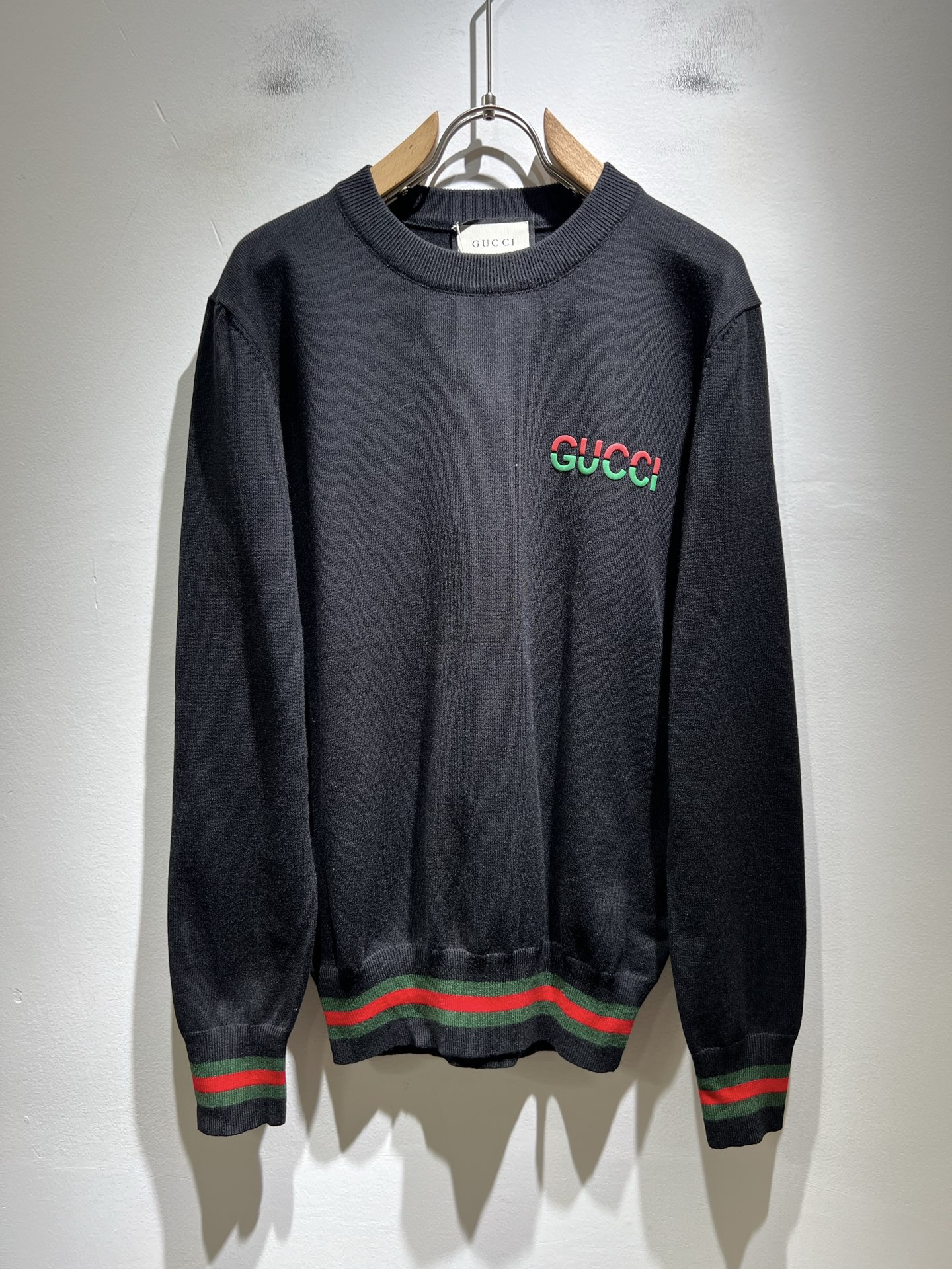 NO:568877,GUC*I 2025 autumn and winter new men's and women's new knitted woolen sweaters, logo pressed velvet design on the chest!  Trading company channels are rare and available on the official website simultaneously!  G's autumn and winter series of couple sweaters are online, with classic color crochet designs!  This sweater is made of imported knitted wool!  The fabric feels thick and has a certain sense of weight. It has a soft and dense terry texture. It is breathable and skin-friendly and comfortable to wear. The color is beautiful, eye-catching and fashionable. The unique pattern will definitely make you stand out in the crowd!  Casual cut design!  The upper body effect is age-reducing and versatile, making it easy to wear in daily casual wear, and can be easily worn by both men and women!  Size M-3XL,,gucci,gucci,gucci,sweaters,alexander wang19860909GUC*I 古家 2025秋冬新款男女同款 针织羊毛衫,胸前标志logo压绒设计！贸易公司渠道稀出,同步官网发售！G家秋冬系列情侣毛衣上线,设计经典配色钩织设计！此款毛衣甄选客供进口针织羊毛材质！面料手感偏厚实,有一定的自重感,柔软绵密的毛圈肌理,贴身穿着透气亲肤舒适,色彩靓丽、吸睛时髦度爆棚,与众不同的图案绝对可以让你在人群中出彩万分！休闲版型裁剪设计！上身效果减龄又百搭,轻松Get起日常休闲穿搭,男女皆可轻松驾驭！尺码M-3XL,,gucci,gucci,gucci,sweaters,alexander wang,Men's clothing