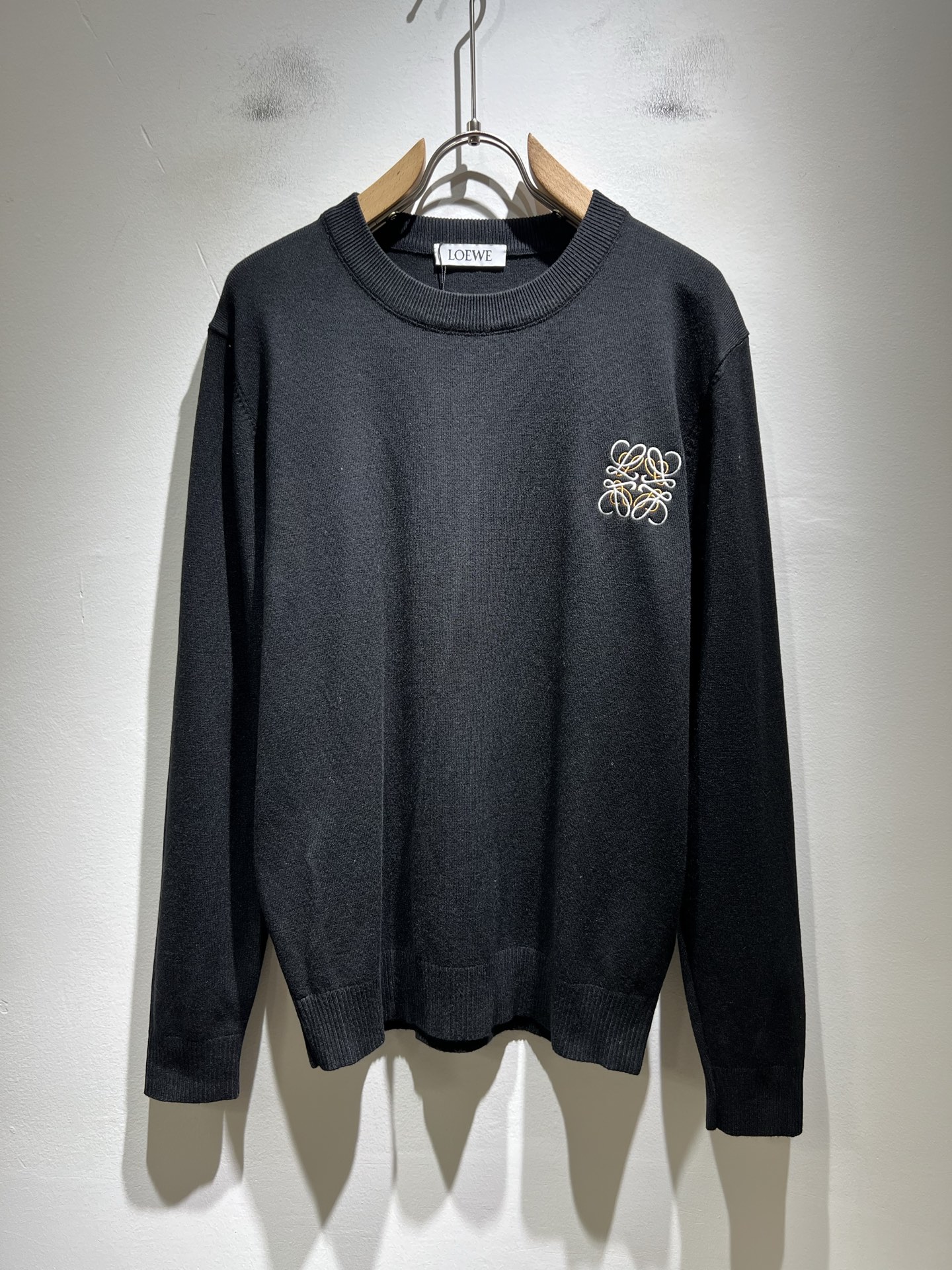 NO:538311,LO*WE/Luo*We 2025 autumn and winter new men and women knitted wool sweaters, trading company channel goods, the latest products in 2025, official cabinets sold simultaneously, classic star-grade products!  LO*WE's leather goods have the highest voice in the entire fashion circle, with a high brand value and influence, and a century-old historical and cultural heritage. The royal noble brand has its exquisite handicrafts and design sense subverts modern aesthetics!  The overall design conforms to the aesthetic design of LOE home, uses classic brand elements, perfectly following the essence and genes of LOE home, and designs logo logo pattern embroidery design!  The visual is quite exquisite and beautiful, showing the brand's characteristics, with a high recognition and a very fashionable feel. The overall design explains minimalism to the extreme, simple and generous!  Customers supply high-end materials imported from Egypt, and select high-end knitted wool fabrics!  Extremely luxurious and special materials, all fabric attributes are superior, the touch experience is self-evident, and the ultimate luxury enjoyment!  The quality is perfect, the details are exquisite and exquisite, which not only reduces age and highlights the fashionable temperament. The upper body is full of temperament. The color matching is quite in line with the needs of the matching season, and the control is extremely high. It has no need to define age and has an excellent styling feel!  Size M-3XL, loewe, alexander wang19860909LO*WE/罗*威2025秋冬新款男女同款针织羊毛衫,贸易公司渠道货,2025年最新品,官柜同步售卖,经典明星级单品！LO*WE家的皮具单品在整个时装圈最有极高的的发言权,品牌价值影响力颇高,有着百年历史文化底蕴,皇室御贵族御用品牌,其精湛的手工艺及设计感颠覆了现代审美！整体的设计符合LOE家美学设计,运用了经典的品牌元素,完美沿袭了LOE家的精髓与基因,设计logo标识图案刺绣设计！视觉颇为精致美观,彰显了品牌特质,辨识度极高且极具时髦感,整体的设计将极简主义阐释到极致,简约而大方！客供埃及进口高级物料,甄选高端针织羊毛面料！极为奢华特殊的材质,面料属性皆为上乘,触感体验不言而喻,奢华极致享受！品相完美如斯,细节处处精致考究,即减龄又凸显了时髦气质感,上身满满的气质感,配色相当符合搭配季节需求,驾驭度混搭性极高,无关年龄界定,造型感极佳的一款单品！尺码M-3XL,,loewe,alexander wang,Men's clothing