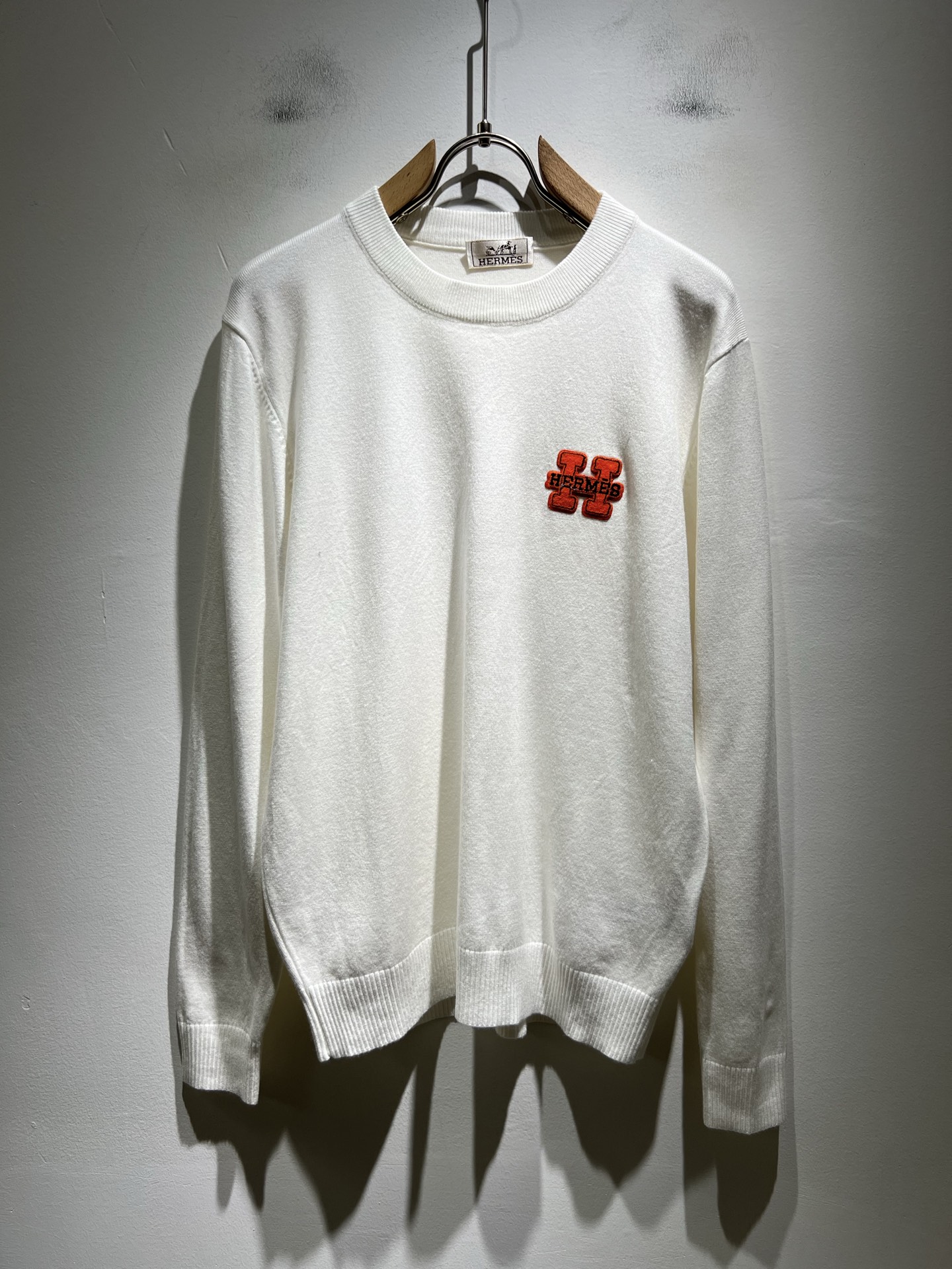 NO:549591,Her*mes 2025 autumn and winter new men's knitted wool sweater, a new upgraded versatile basic style, low-key and luxurious, and a choice of character!  Made of high-quality selected high-quality wool, it has super vertical performance, and has a strong sense of art. The H logo logo flocking technology is designed with meticulous craftsmanship and high recognition, showing the new brand micro-label culture!  Classic perfect design, precise and in place for cutting. Simple and atmospheric style, and can show fashionable charm in daily leisure life. Size M-3XL, alexander wang19860909Her*mes爱*仕2025秋冬新款男士针织羊毛衫,全新升级百搭基础款,低调奢华,品格之选！甄选优质精选优质羊毛打造而成,有着超强的垂直性能 艺术感极强H标志logo植绒工艺设计,工艺细致,辨识度极高,展现全新品牌微标文化！经典完美版型设计,在裁剪上精准到位.简约大气风格,又能在日常休闲生活中展现时尚魅力.尺码M-3XL,,alexander wang,Men's clothing