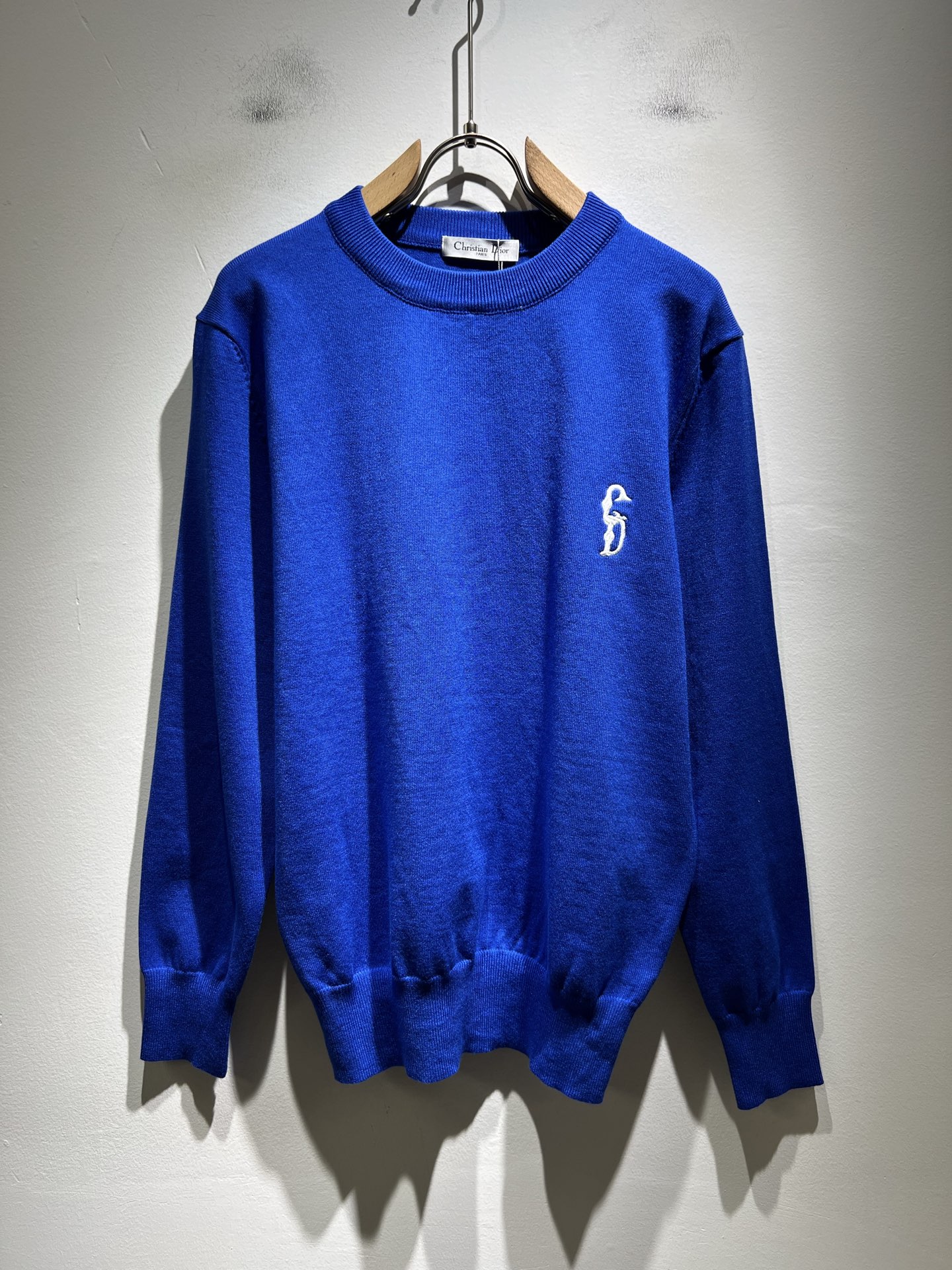 NO:548050,Dio*Dijia's new autumn and winter knitted sweaters for men and women are on sale at the same time in the counter!  Customized exclusive wool fabric, calm and versatile, extremely high-end, perfectly integrated with fashion and style, a top fashionable style that perfectly suits the outside wear!  The overall feeling is natural!  The ultimate classic uses the latest three-dimensional letter logo elements embroidery design!  The ultimate perfection of heavy industry!  Fans who pursue high quality are please buy them by themselves, and all fans who know the goods are invited to appreciate this model together!  !  Size M-3XL, dior, dior, alexander wang19860909Dio*迪家 秋冬新款男女同款针织羊毛衫,专柜同步发售！定制专属羊毛面料,从容百搭,档次极高,完美融入时尚还有风情感一款完美符合外穿的顶尖时髦气质款！整体给人浑然天成的感觉！极致经典采用最新立体字母logo元素刺绣设计！极致的重工极致的完美！追求高品质的粉丝们请自行抢购,诚邀所有识货的粉丝一同鉴赏此款！！尺码M-3XL,,dior,dior,alexander wang,Men's clothing