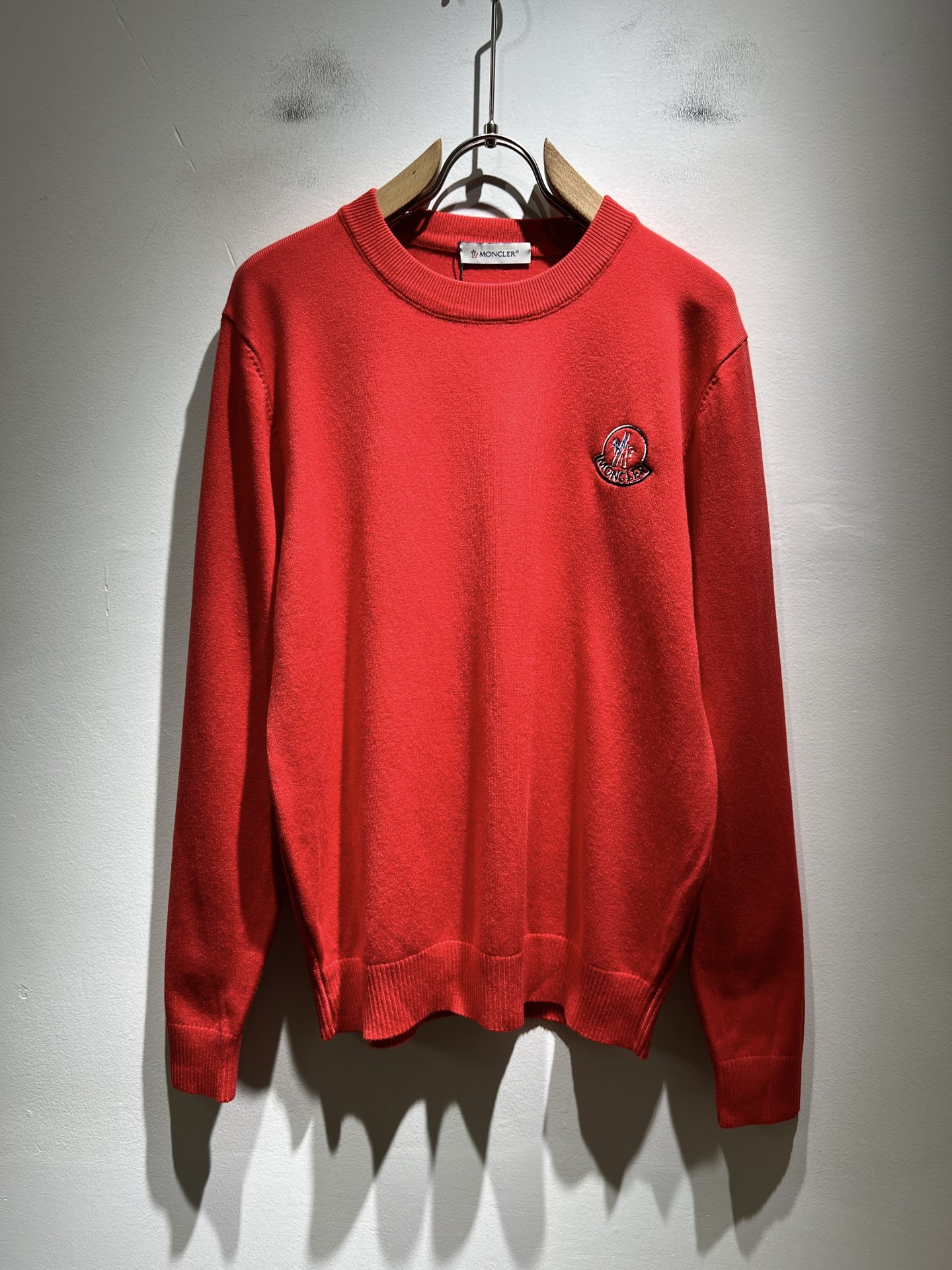 NO:568841,Moncl*r Men's and women's 2025 autumn and winter same style couple's latest trade order knitted wool sweater, all in good condition!  !  Internet celebrity model!  The craftsmanship is knitted wool and crocheted, with a simple Mon logo embroidery design!  Not stiff, with a rich three-dimensional feel overall, quality export order, customized exclusive knitted wool fabric, to meet the simple needs of commuters for dressing. The upper body effect is very good, slimming, and not picky about the figure. The fabric workmanship... is impeccable, good craftsmanship and good fabrics can make you wear a good taste, a must-have item for everyone!  Size M-3XL,,alexander wang19860909Moncl*r蒙*口 2025秋冬男女同款情侣款最新的贸易订单针织羊毛衫,全品相！！网红款！工艺采用针织羊毛钩织,简单Mon标识logo刺绣设计！不僵硬,整体有着丰富的立体感,品质出口订单,定制专属针织羊毛面料,满足通勤人们对于着装的简约需求,上身效果很好,显瘦,不挑剔身材.面料做工....无可挑剔,好工艺好面料才能穿出好品味一款,人手必备单品！尺码M-3XL,,alexander wang,Men's clothing