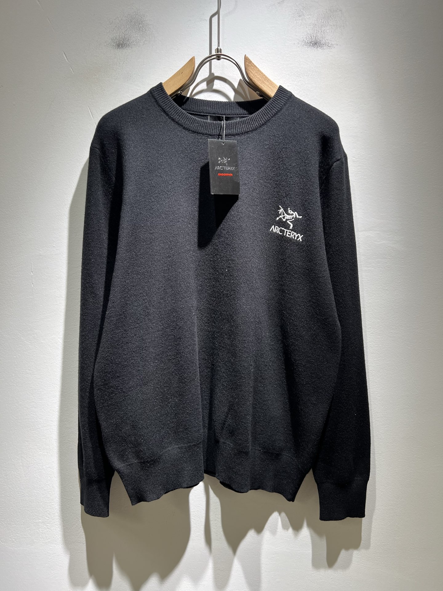 NO:538302,ARCTER*X Original Archaeological Bird 2025 autumn and winter new styles for men and women, the same knitted cardigan sweater for outdoor brands may be the first thing that comes to mind is the Canadian goose and Archaeological Bird. It gives people a feeling of trying out the label!  In addition to being quite accomplished in style design, the most obvious or most expert should be to have deeper and unique insights and attainments in fabrics. Through continuous structural research and problem-solving, and characterized by unique research on fabrics, these alone are enough to support it to become the first new logo brand image in the clothing manufacturing industry. This model is made of knitted wool!  The feel is smooth and soft, and it has both natural beauty and comfort. The large body style is cut cleanly and cleanly, and the fabric shows a different hazy structural beauty. It is made of exclusive mold customization. The fabric and its technology test the workers, can be smooth and smooth without wrinkles!  Use the color matching logo to press the glue design!  It really tests the handmade work of every master!  It makes the whole clean and neat, without leaving any thread. Now men who pursue life are more refined in life!  Size M-3XL, arc'teryx,alexander wang19860909ARCTER*X始*祖鸟 2025秋冬新款男女同款针织羊毛衫,户外品牌可能大家第一想到的就是加拿大鹅、始祖鸟.给人一种标签试的感觉！除了在款式设计上颇有造诣之外,最明显或者说最为拿手的,应该就是在面料上的拥有更深独特见解跟造诣了.通过不断地结构研究和问题处理,在以面料独特研究为特征,仅凭这些就已经足以支撑其成为服装制造行业中,首屈可数的新标志品牌形象.此款采用针织羊毛材质！手感细滑柔软,同时兼具自然美感跟舒适度.大身上版型裁剪简洁干净,面料上显现出了不一样朦胧的结构性美感来.独家开模定制而成,面料及其考验工人的技术,能做到平整服帖又不起皱！使用配色logo压胶设计！真的是很考验每位师傅的手工制作！使得整体干净利索,不留一丝线头.现在对于生活有所追求的男性也在生活中更为精致！尺码M-3XL,arc'teryx,alexander wang,Men's clothing