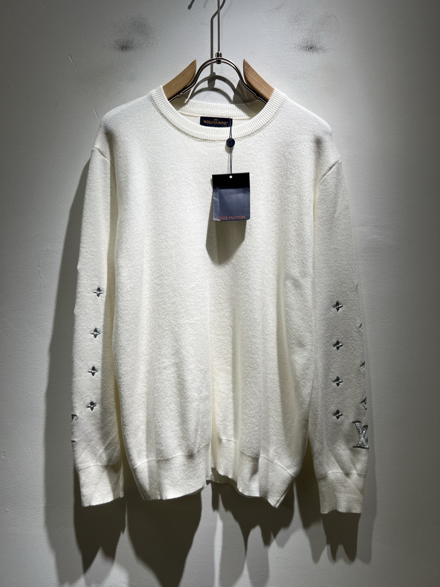 NO:568882,Louis Vuit*on 2025 autumn and winter Louis family light luxury knitted woolen sweater!  Same decoration for men and women!  The new high-end of the Louis family, the details and quality are always so flawless, and the creative designs are endless. You are not a fashionista if you don’t buy a few pieces of Louis this autumn and winter. Sleeve embroidery logo pattern design!  It is something that everyone loves. Made of top-quality wool blend, it is super soft and tough, and has excellent breathability. It comes from world-class trading OEM channels, and the quantity is extremely rare and sold out. It is a presbyopic item that is released every year by 'Donkey Brand'.  The body logo presents an unusual texture, clean and neat. This is the Louis family's unique skill and the latest craftsmanship of this season. The level of detail has reached the top, and the slim and three-dimensional tailoring is a unique design. It is a fusion of luxury and fashion!  Size M-3XL,,louis vuitton,louis vuitton,louis vuitton,alexander wang19860909Louis Vuit*on 2025秋冬路易家族轻奢针织羊毛衫！男女同款装饰！ 路易家族的新高端,细节品质永远的那么完美无瑕,创意设计层出不穷.今年秋冬季节没有入手几件路易你算不上时尚达人.袖子刺绣logo图案设计！实属人见人爱的东西.顶级羊毛混纺打造,超级柔软且具有韧性,透气感也是绝佳.来自世界级贸易级别的代工厂渠道,数量极其稀少售完无补.“驴牌”每年都会出的老花单品,立体Logo呈现不一般的质感,干净俐落.这是路易家族的看家绝活也是本季度的最新工艺.细致化程度已经达到顶端了,修身立体剪裁的版型设计堪称一绝.属于奢华与时尚的融合！尺码M-3XL,,louis vuitton,louis vuitton,louis vuitton,alexander wang,Men's clothing