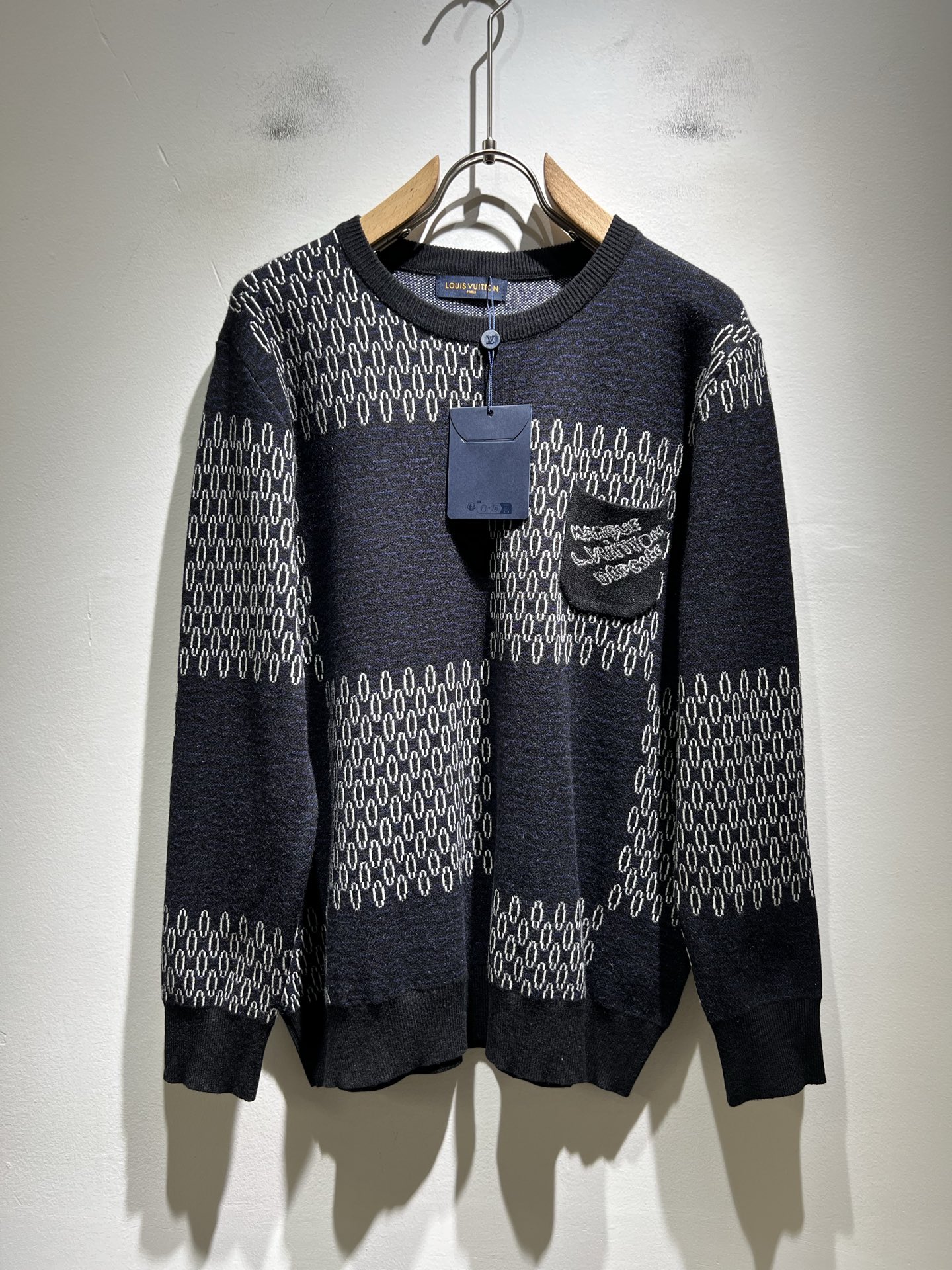 NO:566914,Louis Vuit*on's autumn and winter Louis family's light luxury Monogram crocheted knitted sweater!  Same decoration for men and women!  The new high-end of the Louis family, the details and quality are always so flawless, and the creative designs are endless. You are not a fashionista if you don’t buy a few pieces of Louis this autumn and winter. Monogram crochet pattern design!  It is something that everyone loves. Made of top-quality wool blend, it is super soft and tough, and has excellent breathability. It comes from world-class trading OEM channels, and the quantity is extremely rare and sold out. It is a presbyopic item that is released every year by 'Donkey Brand'.  The body logo presents an unusual texture, clean and neat. This is the Louis family's unique skill and the latest craftsmanship of this season. The level of detail has reached the top, and the slim and three-dimensional tailoring is a unique design. It is a fusion of luxury and fashion!  Size M-3XL,,louis vuitton,louis vuitton,louis vuitton,alexander wang19860909Louis Vuit*on 秋冬路易家族轻奢Monogram钩织针织羊毛衫！男女同款装饰！ 路易家族的新高端,细节品质永远的那么完美无瑕,创意设计层出不穷.今年秋冬季节没有入手几件路易你算不上时尚达人.Monogram钩织图案设计！实属人见人爱的东西.顶级羊毛混纺打造,超级柔软且具有韧性,透气感也是绝佳.来自世界级贸易级别的代工厂渠道,数量极其稀少售完无补.“驴牌”每年都会出的老花单品,立体Logo呈现不一般的质感,干净俐落.这是路易家族的看家绝活也是本季度的最新工艺.细致化程度已经达到顶端了,修身立体剪裁的版型设计堪称一绝.属于奢华与时尚的融合！尺码M-3XL,,louis vuitton,louis vuitton,louis vuitton,alexander wang,Men's clothing