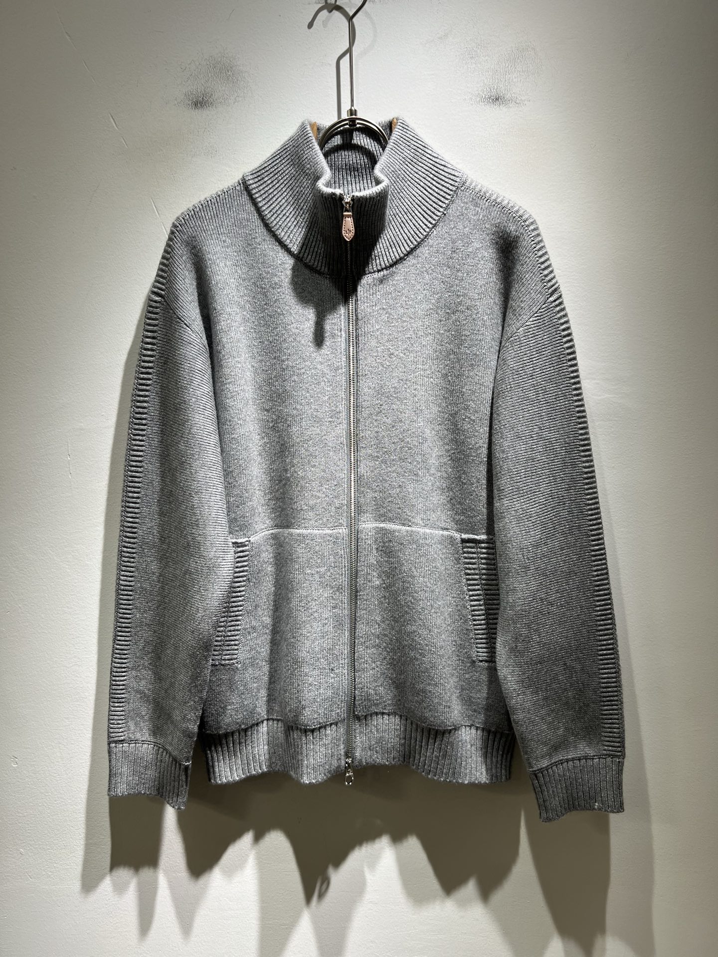 NO:568846,Loro Piana 2025 autumn and winter men's latest trade order zipper knitted woolen sweater, all in good condition!  !  The upper body is comfortable and breathable, not stiff, and the overall body has a rich three-dimensional feel. Quality export order, customized exclusive knitted wool fabric tailoring, to meet the simple needs of commuters for dressing. The upper body effect is very good, slimming, and not picky about the figure. The fabric workmanship... is impeccable, only good craftsmanship and good fabrics can wear a good taste, a must-have item for everyone!  Size M-3XL,,loro piana,alexander wang19860909Loro Piana诺悠翩雅 2025秋冬男士最新的贸易订单拉链款针织羊毛衫,全品相！！上身舒适透气,不僵硬,整体有着丰富的立体感,品质出口订单,定制专属针织羊毛面料剪裁,满足通勤人们对于着装的简约需求,上身效果很好,显瘦,不挑剔身材.面料做工....无可挑剔,好工艺好面料才能穿出好品味一款,人手必备单品！尺码M-3XL,,loro piana,alexander wang,Men's clothing