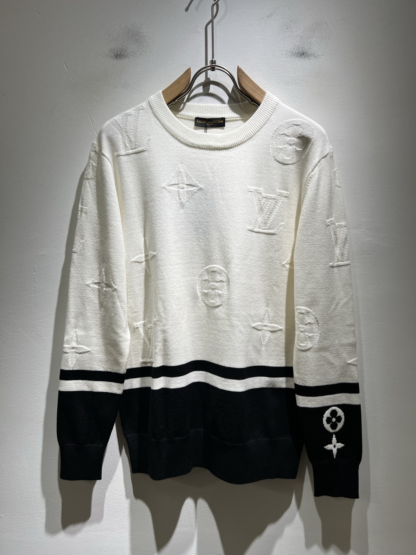 NO:548064,Louis Vuit*on Autumn and Winter Louis Family Light Luxury Monogram Crocheted Knitted Wool Sweater!  Decoration for men and women!  The new high-end Louis family, the details and quality are always flawless, and creative designs are emerging one after another. If you don’t buy a few pieces this fall and winter, you can’t be considered a fashion expert. Monogram crochet pattern design!  It is a thing that everyone loves. It is made of top-grade wool blend, super soft and tough, and has excellent breathability. It comes from world-class trade-level OEM channels, and is extremely rare in quantity and cannot be sold out. The 'Dou Brand' produces prestigious items every year, and the three-dimensional logo presents an extraordinary texture and is clean and neat. This is the special skill of the Louis family and the latest craftsmanship this quarter. The degree of meticulousness has reached the top, and the slim three-dimensional tailoring design is a unique one. It is a fusion of luxury and fashion!  Size M-3XL, louis vuitton,louis vuitton,louis vuitton,alexander wang19860909Louis Vuit*on 秋冬路易家族轻奢Monogram钩织针织羊毛衫！男女同款装饰！ 路易家族的新高端,细节品质永远的那么完美无瑕,创意设计层出不穷.今年秋冬季节没有入手几件路易你算不上时尚达人.Monogram钩织图案设计！实属人见人爱的东西.顶级羊毛混纺打造,超级柔软且具有韧性,透气感也是绝佳.来自世界级贸易级别的代工厂渠道,数量极其稀少售完无补.“驴牌”每年都会出的老花单品,立体Logo呈现不一般的质感,干净俐落.这是路易家族的看家绝活也是本季度的最新工艺.细致化程度已经达到顶端了,修身立体剪裁的版型设计堪称一绝.属于奢华与时尚的融合！尺码M-3XL,,louis vuitton,louis vuitton,louis vuitton,alexander wang,Men's clothing