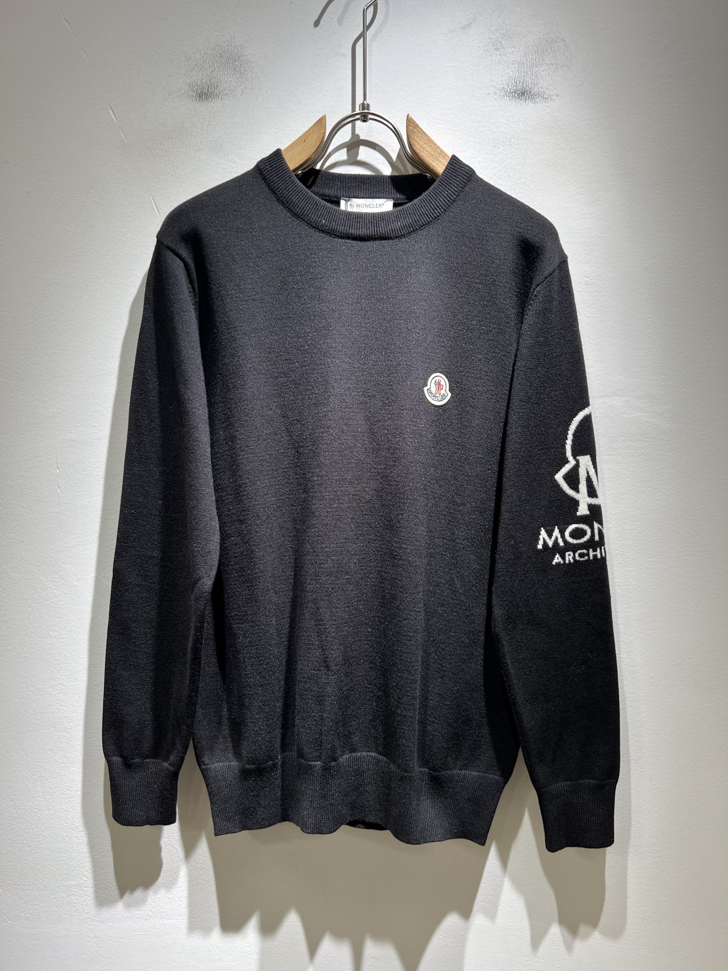 NO:548040,Moncl*r is the latest trade order knitted woolen sweater for men and women in autumn and winter, the same style for couples, in full condition!  !  Internet celebrity model!  The craftsmanship is knitted wool and crocheted, with a simple Mon logo badge design!  Crocheted logo design on sleeves!  Not stiff, with a rich three-dimensional feel overall, quality export order, customized exclusive knitted wool fabric, to meet the simple needs of commuters for dressing. The upper body effect is very good, slimming, and not picky about the figure. The fabric workmanship... is impeccable, good craftsmanship and good fabrics can make you wear a good taste, a must-have item for everyone!  Size M-3XL,,alexander wang19860909Moncl*r蒙*口 秋冬男女同款情侣款最新的贸易订单针织羊毛衫,全品相！！网红款！工艺采用针织羊毛钩织,简单Mon标识logo徽章设计！袖子钩织logo设计！不僵硬,整体有着丰富的立体感,品质出口订单,定制专属针织羊毛面料,满足通勤人们对于着装的简约需求,上身效果很好,显瘦,不挑剔身材.面料做工....无可挑剔,好工艺好面料才能穿出好品味一款,人手必备单品！尺码M-3XL,,alexander wang,Men's clothing