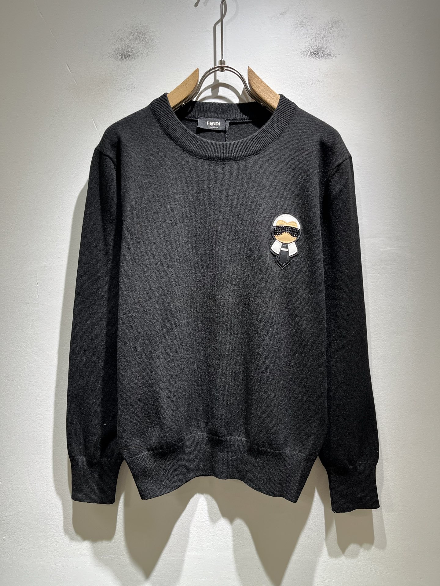 NO:538298,FEN*I FEN*Di's new 2025 autumn and winter FD family knitted sweater for men and women, versatile for men and women. Original Italian orders, popular FD family items, high-quality products with full representativeness and full specifications, and high-quality products that all FD fans are worth buying!  Pure Yidian channel orders, high-end and popular products from the FD family, very popular items at the moment, and iconic logo leather design!  High-end goods worth keeping and giving away to others!  The most classic BUGS series styles of the FD family are trendy and beautiful, full of fashion sense, extremely high-quality and specifications, and use a very classic color matching logo glue-pressing design!  It gives people a strong visual impact, with extremely high recognition, and has a top-quality exclusive wool fabric!  Created, soft, delicate and comfortable, and the quality is quite high-end and classy!  Perfectly interprets the charm of the brand and leaves a deep impression. It is more fashionable and charming, with generous and fashionable upper body, and is even more stressful for outfits!  The inner wear alone is very delicious and beautiful scenery that cannot be ignored!  Size M-3XL, fendi,dior,alexander wang19860909FEN*I 芬*迪2025秋冬新款FD家族男女同款针织羊毛衫,男女同款百搭.意大利原厂订单,FD家族人气单品,代表性十足,规格感十足的精品,所有FD粉丝都值得抢购的精品！纯正意代渠道订单,FD家族的高奢人气爆款产物,当下十分火爆的单品,标志性logo皮革设计！值得自留和送人的高端货！FD家族最为经典的BUGS系列款式单品,新潮又好看,潮流气息感十足,档次规格感极高,并且采用十分经典的配色logo压胶设计！给人的视觉冲击感相当强烈,有着极高的辨识度,顶级专属羊毛面料！打造,触感柔软细腻舒适,品相相当高级有档次！完美诠释品牌魅力,给人留下深刻印象.更具时尚与韵味,上身大方时尚,对于穿搭更是毫无压力！单穿内搭都极有味道,不可忽视的靓丽风景线！ 尺码M-3XL,,fendi,dior,alexander wang,Men's clothing