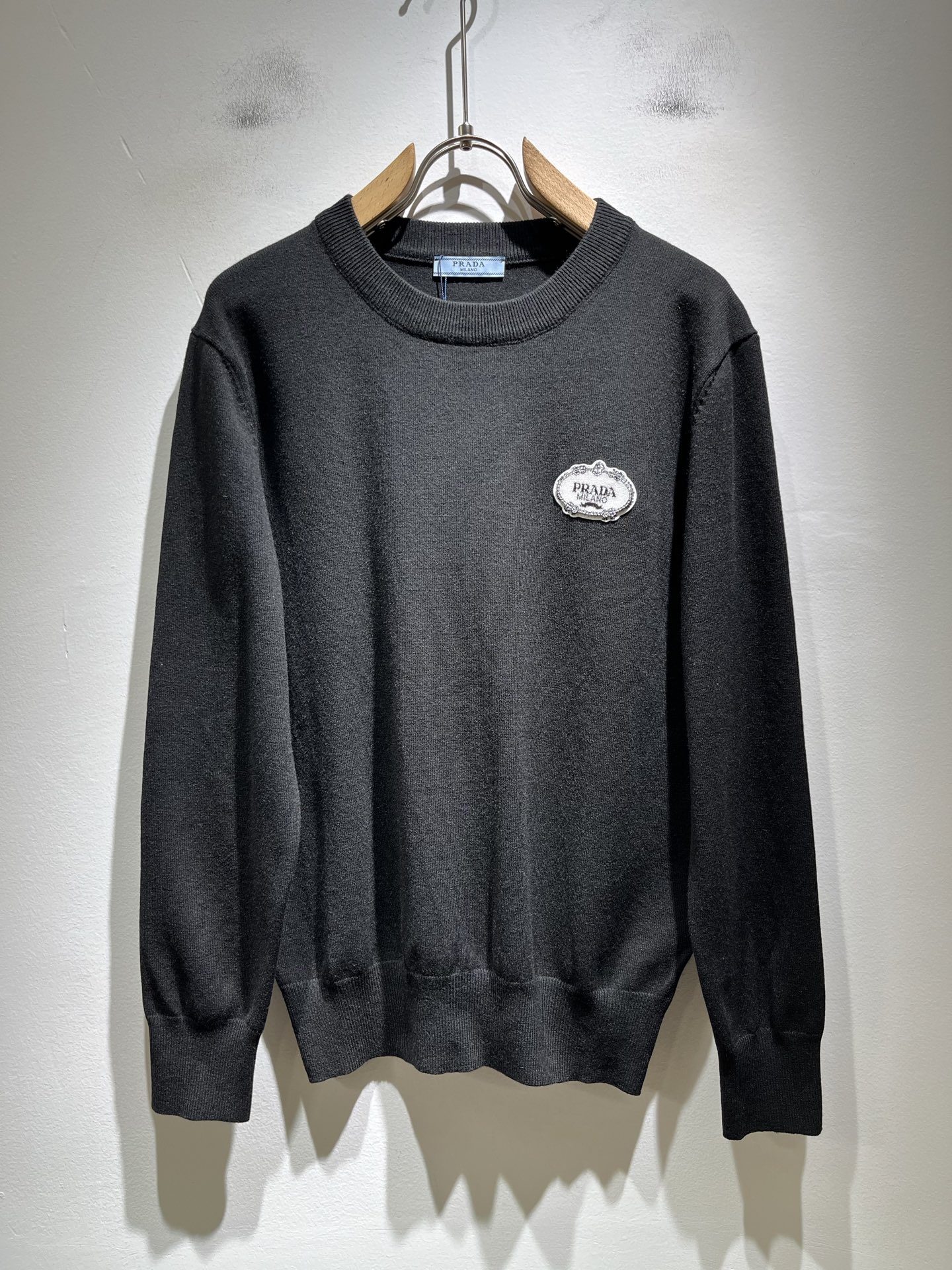 NO:568867,PRAD*A's 2025 new autumn and winter men's knitted woolen sweaters, the latest model is exclusively available on the entire network!  !  ~It is both classic and fashionable, who doesn’t love it? It shows the classic again, it is very eye-catching, and it has a low-luxury aura and recognition!  Pr*da's traditional brand concept and modern advanced technology are perfectly combined. Coupled with an extremely modern and simple design, Pr*da's exclusive three-dimensional logo pattern flocking design!  Customized 100% imported wool fabric!  The texture of this model is quite impressive. You can tell the specifications and grades at your fingertips. The level of finesse and breathability are top-notch!  Size M-3XL,,prada,alexander wang19860909PRAD*A普*达2025秋冬新款男士针织羊毛衫,最新款全网独家首上！！~既经典有时尚百搭,谁不爱啊,将经典再次展现,非常的耐看,自带低奢光环与辨识度！Pr*da传统的品牌理念和现代化的先进技术进行了完美结合.加上极其现代摩登风范的简约设计,p家专属立体标识logo图案植绒设计！定制百分百进口羊毛面料！此款的质感相当感人 触手便知规格档次 细腻程度与透气效果堪称顶级！尺码M-3XL,,prada,alexander wang,Men's clothing