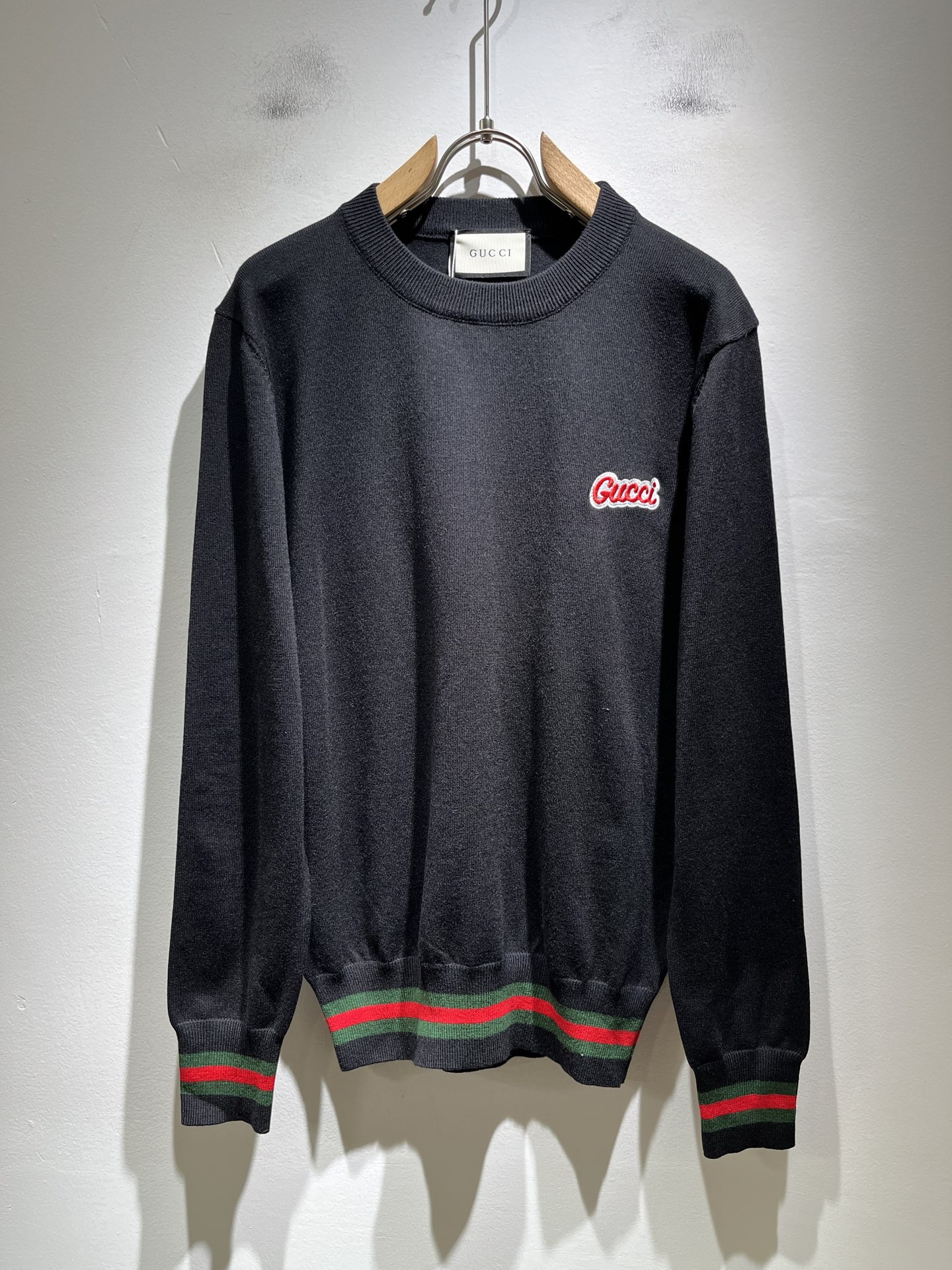 NO:540291,GUC*I Gujia New autumn and winter style for men and women, knitted wool sweater, chest logo embroidery design!  Trading companies have sparse channels and are released on the official website at the same time!  G Home Autumn and Winter Series Couple Sweater is online, and the design is classic color matching crochet design!  This sweater is selected for imported knitted wool material!  The fabric feels thick and has a certain sense of self-weight. It has a soft and dense terry texture. It is breathable and comfortable to wear with close body. It has beautiful colors and is eye-catching and fashionable. The unique patterns can definitely make you outstanding among the crowd!  Casual style cut design!  The upper body effect is age-reducing and versatile. It can easily get daily casual outfits for both men and women!  Size M-3XL, gucci, gucci, gucci, sweaters, alexander wang19860909GUC*I 古家 秋冬新款男女同款 针织羊毛衫,胸前标志logo刺绣设计！贸易公司渠道稀出,同步官网发售！G家秋冬系列情侣毛衣上线,设计经典配色钩织设计！此款毛衣甄选客供进口针织羊毛材质！面料手感偏厚实,有一定的自重感,柔软绵密的毛圈肌理,贴身穿着透气亲肤舒适,色彩靓丽、吸睛时髦度爆棚,与众不同的图案绝对可以让你在人群中出彩万分！休闲版型裁剪设计！上身效果减龄又百搭,轻松Get起日常休闲穿搭,男女皆可轻松驾驭！尺码M-3XL,,gucci,gucci,gucci,sweaters,alexander wang,Men's clothing