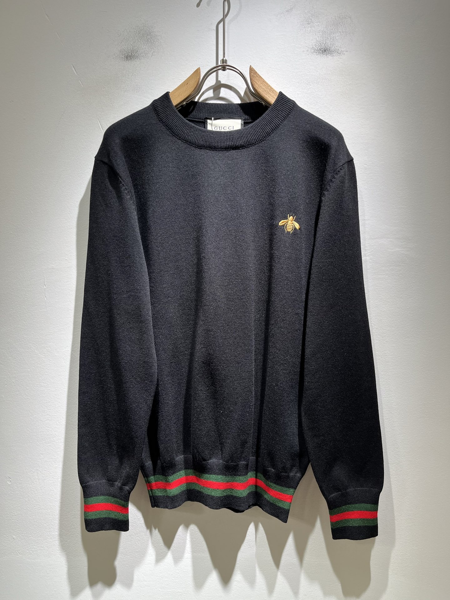 NO:540297,GUC*I Gujia New autumn and winter style for men and women, knitted wool sweater, chest logo embroidery design!  Trading companies have sparse channels and are released on the official website at the same time!  G Home Autumn and Winter Series Couple Sweater is online, and the design is classic color matching crochet design!  This sweater is selected for imported knitted wool material!  The fabric feels thick and has a certain sense of self-weight. It has a soft and dense terry texture. It is breathable and comfortable to wear with close body. It has beautiful colors and is eye-catching and fashionable. The unique patterns can definitely make you outstanding among the crowd!  Casual style cut design!  The upper body effect is age-reducing and versatile. It can easily get daily casual outfits for both men and women!  Size M-3XL, gucci, gucci, gucci, sweaters, alexander wang19860909GUC*I 古家 秋冬新款男女同款 针织羊毛衫,胸前标志logo刺绣设计！贸易公司渠道稀出,同步官网发售！G家秋冬系列情侣毛衣上线,设计经典配色钩织设计！此款毛衣甄选客供进口针织羊毛材质！面料手感偏厚实,有一定的自重感,柔软绵密的毛圈肌理,贴身穿着透气亲肤舒适,色彩靓丽、吸睛时髦度爆棚,与众不同的图案绝对可以让你在人群中出彩万分！休闲版型裁剪设计！上身效果减龄又百搭,轻松Get起日常休闲穿搭,男女皆可轻松驾驭！尺码M-3XL,,gucci,gucci,gucci,sweaters,alexander wang,Men's clothing