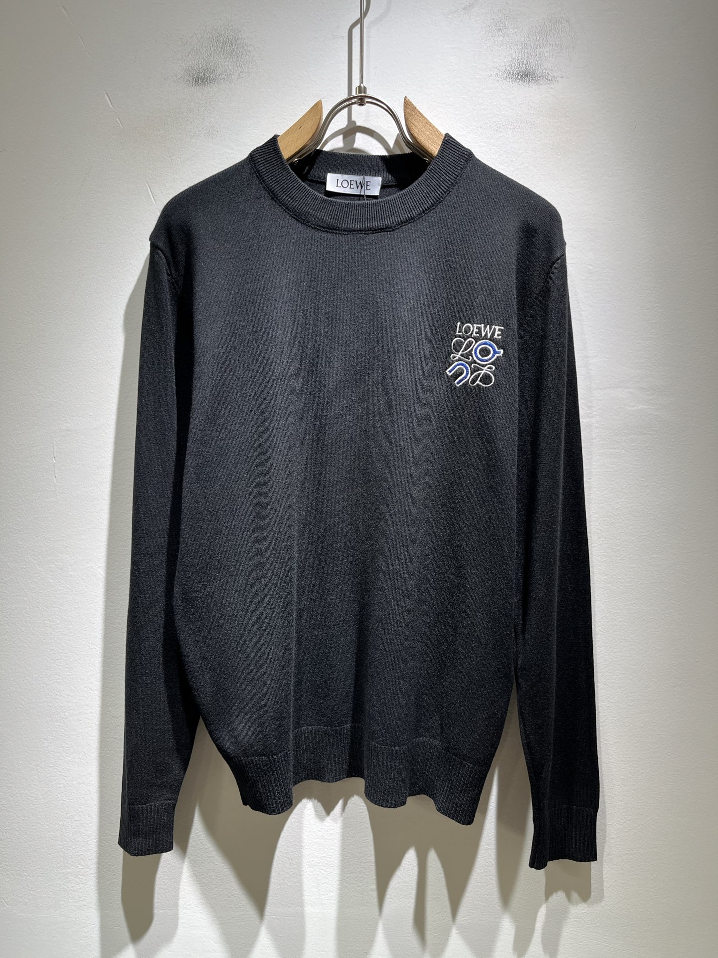 NO:571851,LO*WE/Luo*Wei 2025 new autumn and winter knitted sweaters for men and women, sold through trading company channels, the latest products in 2025, sold simultaneously in official counters, classic star-level items!  LO*WE's leather goods have the highest say in the entire fashion circle. The brand value is very influential and has a century-old historical and cultural heritage. It is a brand used by the royal family and nobles. Its exquisite craftsmanship and design have subverted modern aesthetics!  The overall design is in line with the aesthetic design of the LOE family, using classic brand elements, perfectly inheriting the essence and genes of the LOE family, and designing the logo and pattern embroidery design!  The vision is quite exquisite and beautiful, highlighting the brand characteristics, highly recognizable and very fashionable. The overall design interprets minimalism to the extreme, simple and elegant!  We supply high-end materials imported from Egypt and select high-end knitted wool fabrics!  Extremely luxurious and special materials, the fabric properties are all excellent, the tactile experience is self-evident, the ultimate luxury enjoyment!  The appearance is perfect, and the details are exquisite and elegant. It not only reduces age but also highlights the fashionable temperament. The upper body is full of temperament. The color matching is quite in line with the needs of matching seasons. It has a high degree of control and mix-matching. It has no age limit and has an excellent sense of style!  Size M-3XL,,loewe,alexander wang19860909LO*WE/罗*威2025秋冬新款男女同款针织羊毛衫,贸易公司渠道货,2025年最新品,官柜同步售卖,经典明星级单品！LO*WE家的皮具单品在整个时装圈最有极高的的发言权,品牌价值影响力颇高,有着百年历史文化底蕴,皇室御贵族御用品牌,其精湛的手工艺及设计感颠覆了现代审美！整体的设计符合LOE家美学设计,运用了经典的品牌元素,完美沿袭了LOE家的精髓与基因,设计logo标识图案刺绣设计！视觉颇为精致美观,彰显了品牌特质,辨识度极高且极具时髦感,整体的设计将极简主义阐释到极致,简约而大方！客供埃及进口高级物料,甄选高端针织羊毛面料！极为奢华特殊的材质,面料属性皆为上乘,触感体验不言而喻,奢华极致享受！品相完美如斯,细节处处精致考究,即减龄又凸显了时髦气质感,上身满满的气质感,配色相当符合搭配季节需求,驾驭度混搭性极高,无关年龄界定,造型感极佳的一款单品！尺码M-3XL,,loewe,alexander wang,Men's clothing