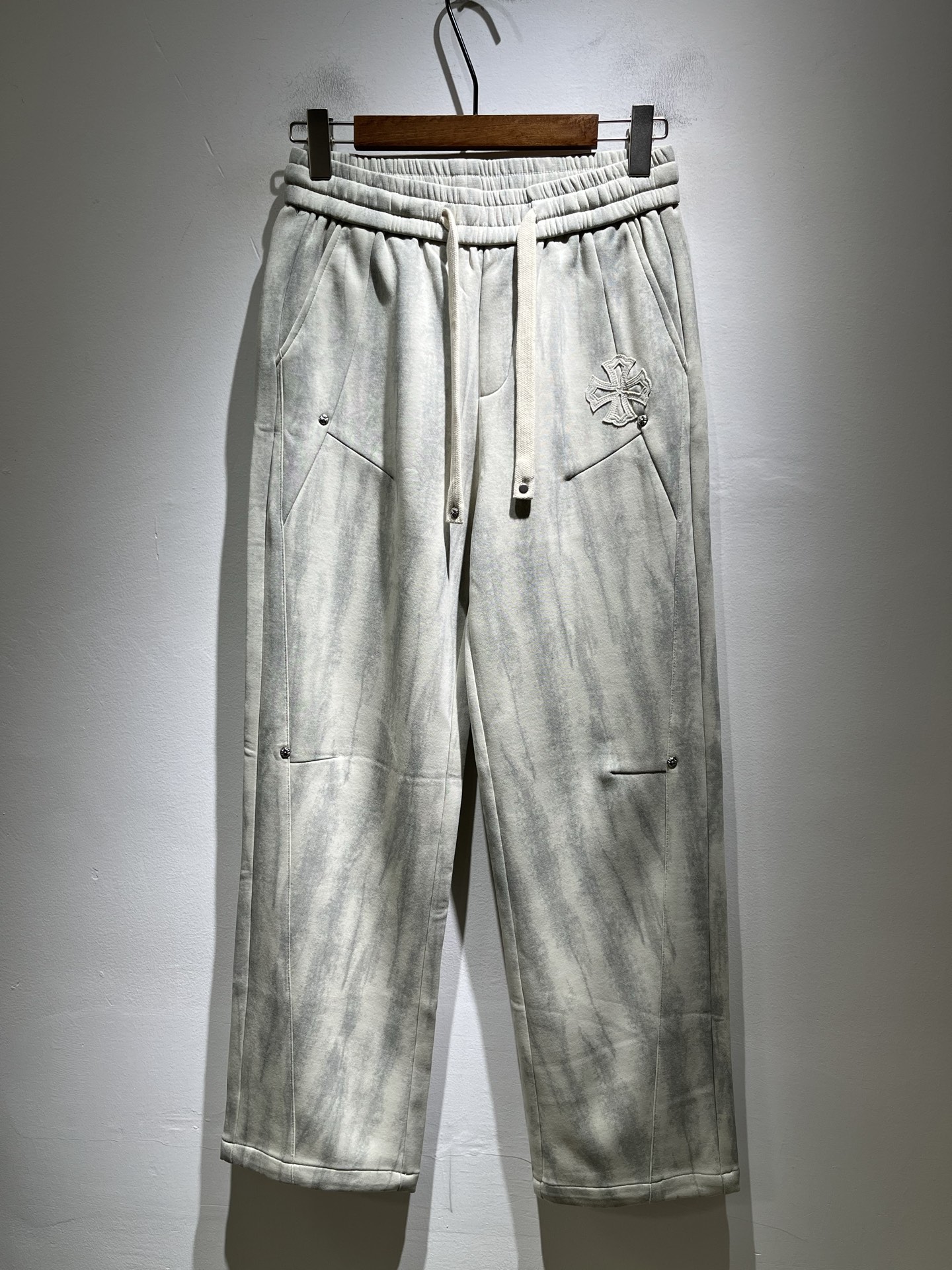 NO:540298,Chrome hear*s*heart New autumn and winter casual pants!  The same style of men and women, a casual pants that you recognize from the bottom of your heart, and over time, it makes you more rare. The trendy high street king is the trendy brand Chrome hear*s Ke*xin. To be honest, wearing Croxin is very fashionable, that is fashionable, and there is nothing to say on the street. Made of custom-made original cotton material, the fabric feels great. This kind of comfort feels really not picky on the body, the upper body is really not picky, the casual and chic taste is particularly strong, which enhances the sense of fashion and appearance. And such pants are particularly easy to match with various types of shoes. The recognition is where it is, the trouser leg pocket logo hardware matching design!  Customized by heavy industry!  Strong, not easy to wear, and the details are very well-established. Size M-3XL, chrome hearts, chrome hearts, alexander wang19860909Chrome hear*s克*心 秋冬新款休闲裤！男女同款一款让你从心底认可的休闲裤,并且经过时间的推移而让你更加珍稀,潮流的高街之王,那就是潮牌chrome hear*s克*心,穿克罗心的实话讲很潮了,那就是潮爆了,潮爆街头没话说.定制原版纯棉材质制成,面料手感一绝,这种舒适感穿在身上,上身真心不挑人,休闲潇洒的味道特别足,提升时尚感和颜值,并且这样的裤型特别好搭配各种类型的鞋子.辨识度就在哪里,裤腿口袋logo五金搭配设计！重工定制！韧性足,不易磨损,细节工艺非常到位.尺码M-3XL,,chrome hearts,chrome hearts,alexander wang,Men's clothing