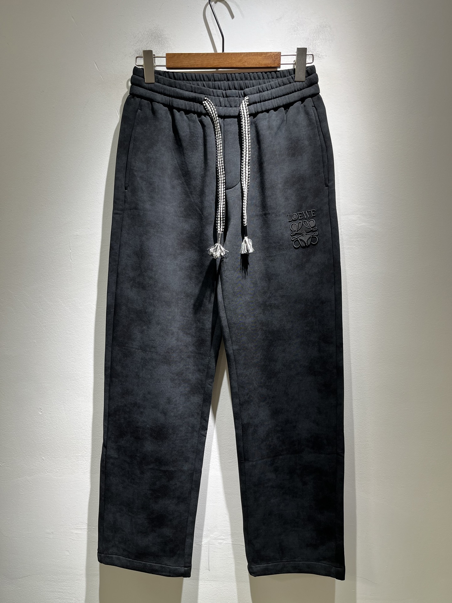 NO:540283,LO*WE/Luo*Wei’s new autumn and winter products for men’s fashion high-end casual pants, Hong Kong foreign business channel products, original Japanese products, pure blood quality, perfectly continuing the essence and genes of LOE*’s home. From the main fabric to the detailed craftsmanship, all show the ingenuity of quality, using multiple brand elements to interpret it, and the trouser leg embroidery logo design!  Identity manifestation that belongs to the soul!  Customers supply high-end imported pure cotton fabrics, very high-end and fashionable detailed craftsmanship, red ear cloth is completed by a specific antique loom. This element represents the identity and rank of jeans, which is very worthy of savoring!  In terms of matching, it is invincible and explains the versatility in place, with ingenious details and exquisite accessories. The auxiliary materials are all provided by foreign merchants. They are tailored and slim, and the upper body is lifted with an excellent effect. They are a styling item that is hard to come by!  Size M-3XL, loewe, jeans, alexander wang19860909LO*WE/罗*威秋冬新品男士时装款高端休闲裤,香港洋行渠道货,日本原厂出品,纯血统品质,完美延续了LOE*家的精髓与基因,从主体面料到细节工艺,无不彰显出品质的匠心所在,运用多个品牌元素标识来诠释,裤腿刺绣logo设计！属于灵魂式的身份彰显！客供高级进口纯棉面料,非常高级且时髦的细节工艺,赤耳布是由特定古董织布机完成,此元素代表着牛仔裤的身份及段位,非常值得细品悦人！在搭配上所向无敌,把百搭阐释到位,细节匠心考究,辅料皆为外商客供,剪裁合体修身,上身提臀效果绝佳,可遇而不可求的造型单品！尺码M-3XL,,loewe,jeans,alexander wang,Men's clothing