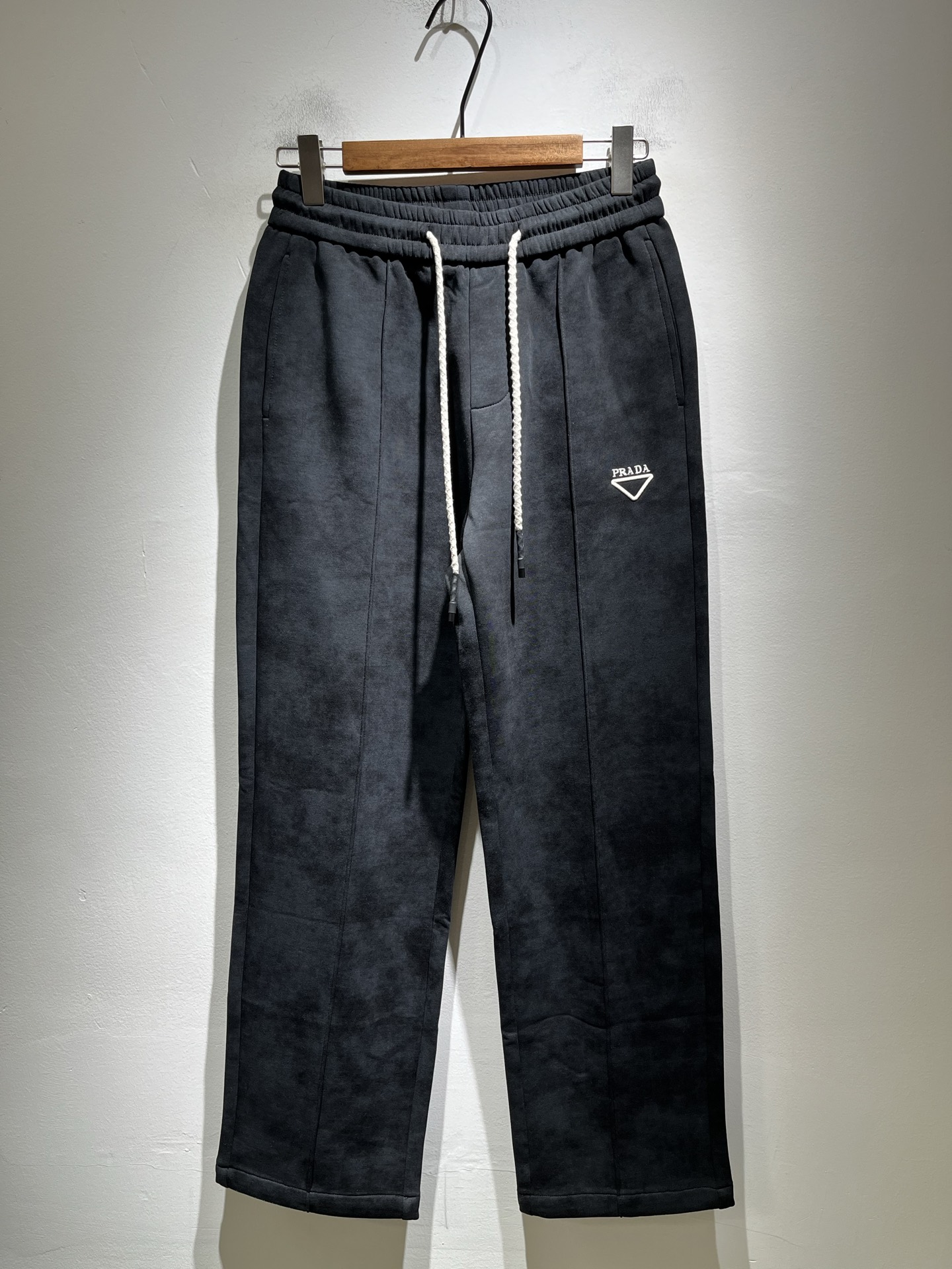 NO:541250,PRA*DA Pu*da 2025 autumn and winter new men's casual pants, high-end quality choice... A versatile pants that combine casual pants is also an indispensable matching tool in men's wardrobe. It is a classic style with practical wear!  The design style of the whole casual pants is simple and fashionable, which is very consistent with the low-luxury style setting, has excellent skin-friendly value, is easy to wear, and is full of detail!  Customized front and rear logo pattern embroidery design!  The fabric is comfortable, soft and delicate, with a good vertical feel, it looks very textured, and it tastes very high-end. It has first-class exquisite style and exquisite cutting, delicate and smooth and neat wiring, and a casual and casual pants that look good no matter how you match it. If you like it, buy it now. Good products are not waiting for anyone!  Size M-3XL, prada, alexander wang19860909PRA*DA普*达 2025秋冬新款男士休闲裤,高端品质之选……一款休闲裤兼备的百搭裤装,也是男士衣橱里不可缺少的搭配神器,属于实穿型的经典款式！整条休闲裤的设计风格简洁时尚,非常符合低奢的风格设定,亲肤值优越,穿着方便,细节感十足！定制前后logo图案刺绣设计！面料舒服,手感柔软细腻,有着很好的垂直感,看上去非常有质感,细品高级韵味十足.一流精湛的版型裁剪,走线细致平顺工整,休闲随意怎么搭配都好看的裤装,喜欢的赶紧入手吧,好货可不等人！尺码M-3XL,,prada,alexander wang,Men's clothing