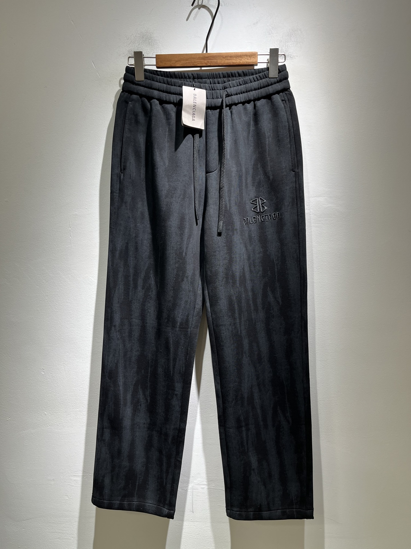 NO:541252,BALENCIA* Paris* Home 2025 autumn and winter new casual pants, Balenciaga pants legs letter logo pattern embroidery design!  New styles in stock YB1w+ can be purchased for the same style for men and women. The texture and details are in place, daily casual, practical, fashionable, stylish, high-end and stylish. The tone is very suitable for both men and women. Must-have. Number of numbers: M-3XL,,balenciaga,balenciaga,alexander wang19860909BALENCIA*巴黎*家 2025秋冬新款休闲裤,巴黎世家 裤腿字母logo图案刺绣设计！新款现货 YB1w+购入 可男女同款 质感细节均到位,日常休闲 实穿 时髦潇洒的好高级有品 的调调 男女都非常合适 人手必备款 . 码数:M-3XL,,balenciaga,balenciaga,alexander wang,Men's clothing