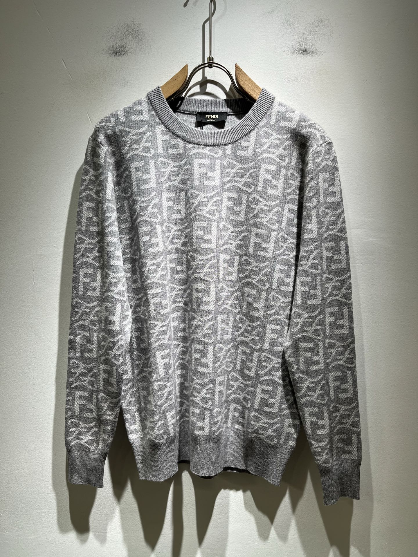 NO:538307,FEN*I 2025 autumn and winter new FD family knitted sweater for men and women, versatile for men and women. Original Italian orders, popular FD family items, high-quality products with full representativeness and full specifications, and high-quality products that all FD fans are worth buying!  Pure Yidian channel orders, high-end popular products from the FD family, and very popular items at the moment, high-end products worth keeping and giving away to others!  The most classic BUGS series of products in the FD family are trendy and beautiful, full of fashion sense, extremely high-quality and specifications, and use a very classic FF logo crochet design!  It gives people a strong visual impact, with extremely high recognition, and has a top-quality exclusive wool fabric!  Created, soft, delicate and comfortable, and the quality is quite high-end and classy!  Perfectly interprets the charm of the brand and leaves a deep impression. It is more fashionable and charming, with generous and fashionable upper body, and is even more stressful for outfits!  The inner wear alone is very delicious and beautiful scenery that cannot be ignored!  Size M-3XL, fendi,dior,alexander wang19860909FEN*I 芬*迪 2025秋冬新款FD家族男女同款针织羊毛衫,男女同款百搭.意大利原厂订单,FD家族人气单品,代表性十足,规格感十足的精品,所有FD粉丝都值得抢购的精品！纯正意代渠道订单,FD家族的高奢人气爆款产物,当下十分火爆的单品,值得自留和送人的高端货！FD家族最为经典的BUGS系列款式单品,新潮又好看,潮流气息感十足,档次规格感极高,并且采用十分经典的FF标志logo钩织设计！给人的视觉冲击感相当强烈,有着极高的辨识度,顶级专属羊毛面料！打造,触感柔软细腻舒适,品相相当高级有档次！完美诠释品牌魅力,给人留下深刻印象.更具时尚与韵味,上身大方时尚,对于穿搭更是毫无压力！单穿内搭都极有味道,不可忽视的靓丽风景线！ 尺码M-3XL,,fendi,dior,alexander wang,Men's clothing